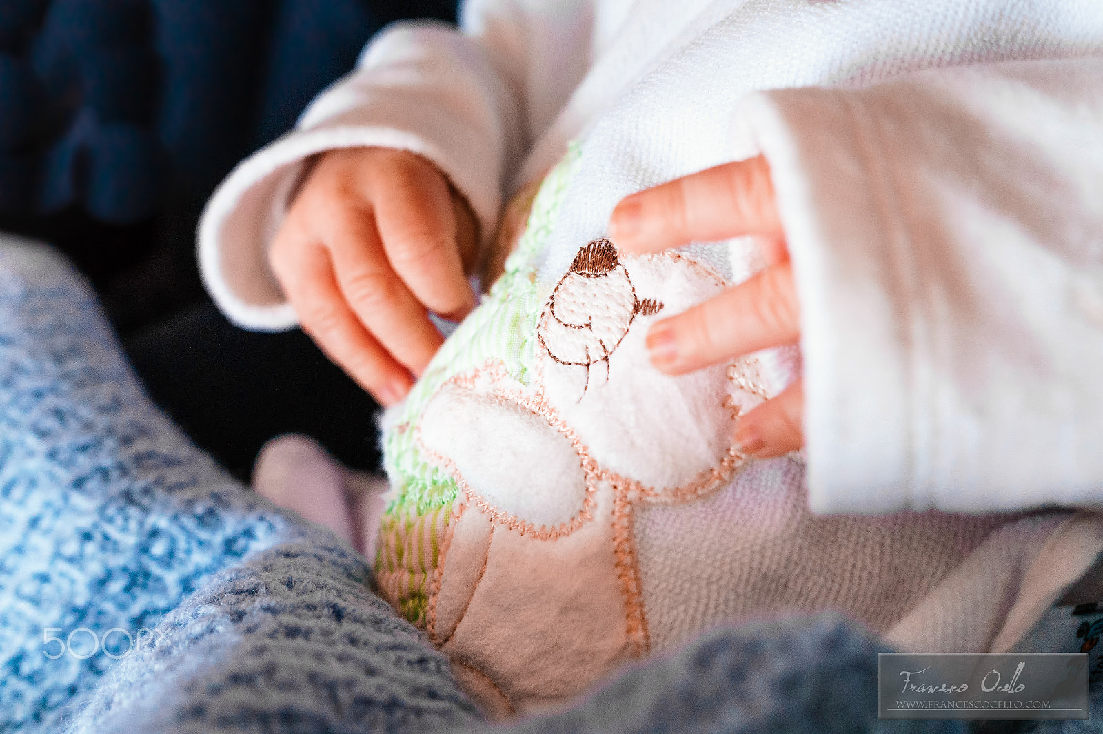 Sony Alpha a5000 (ILCE 5000) + Sigma 30mm F2.8 EX DN sample photo. Baby hands photography
