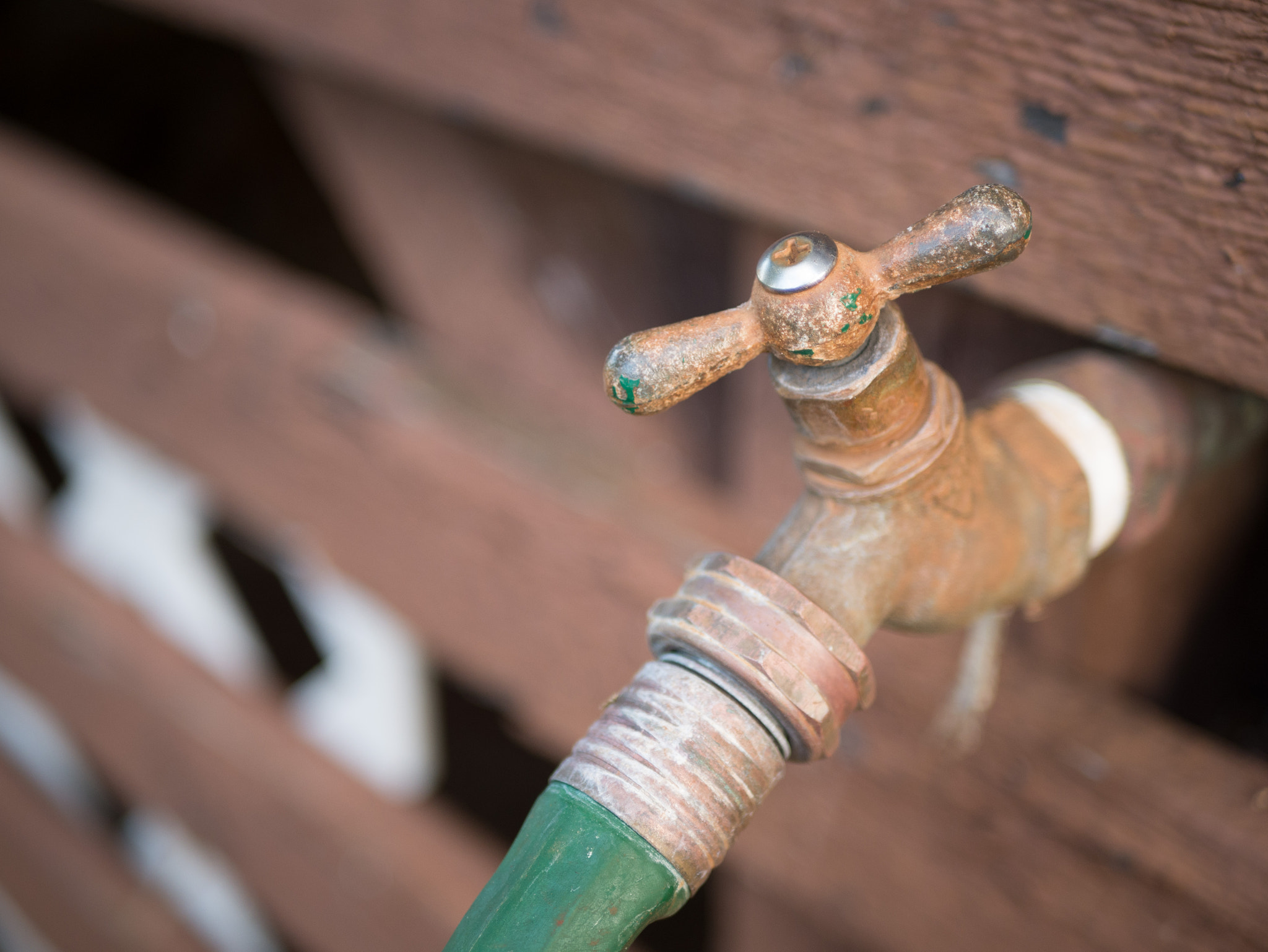 Panasonic Lumix DMC-G7 + LUMIX G 25/F1.7 sample photo. Rusty faucet & garden hose photography