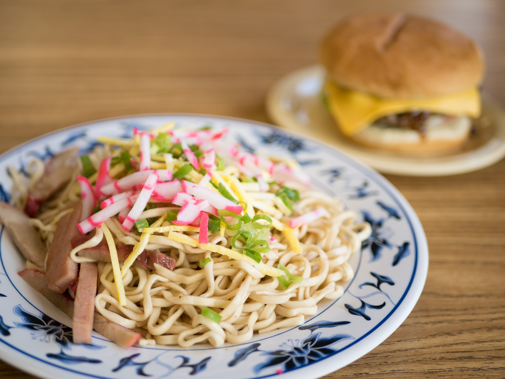 Panasonic Lumix DMC-G7 + LUMIX G 25/F1.7 sample photo. Fried saimin on a plate with a cheeseburger photography