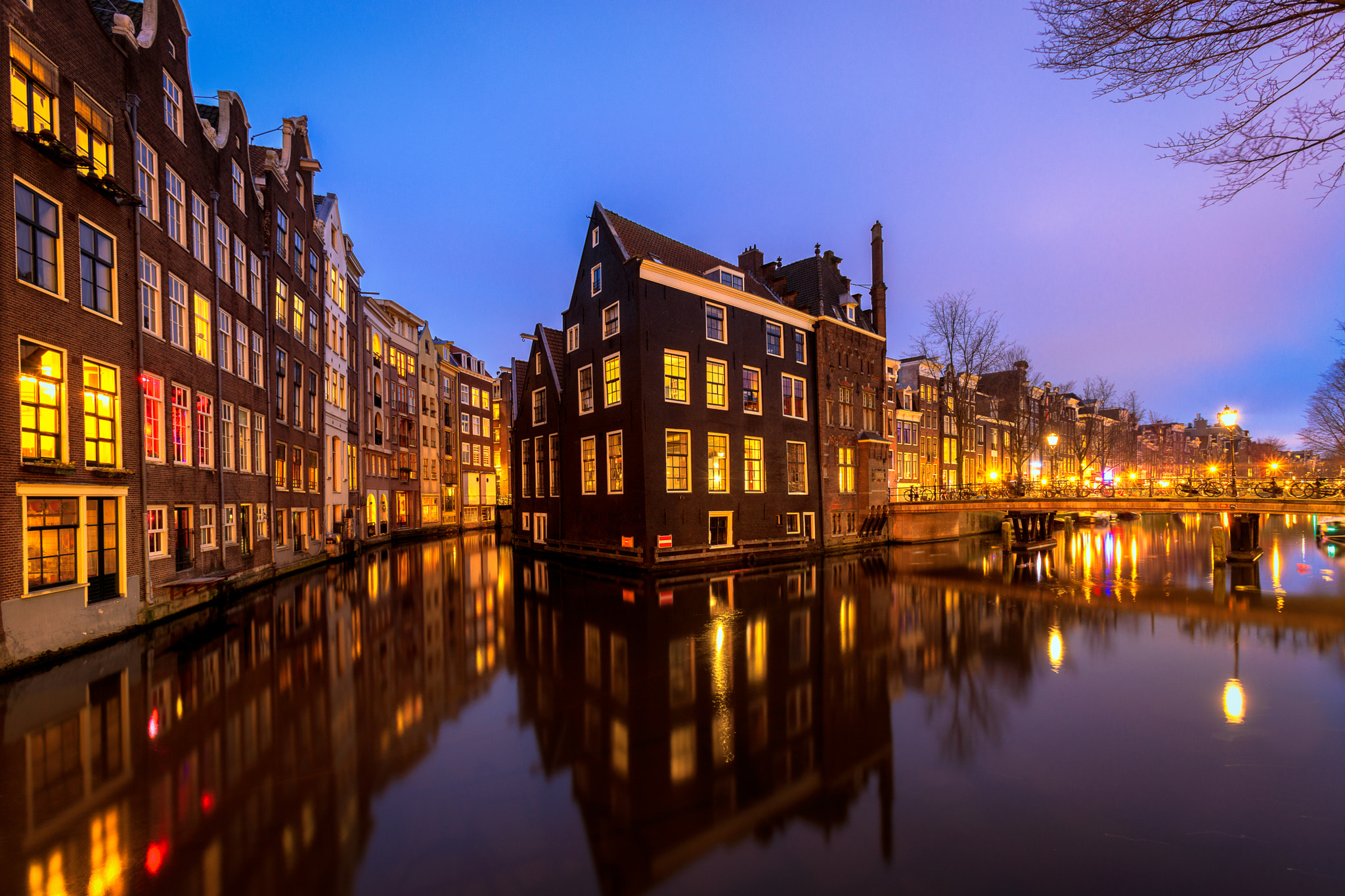 Canon EOS 5D Mark IV + Canon EF 16-35mm F2.8L USM sample photo. Amsterdam red nights photography