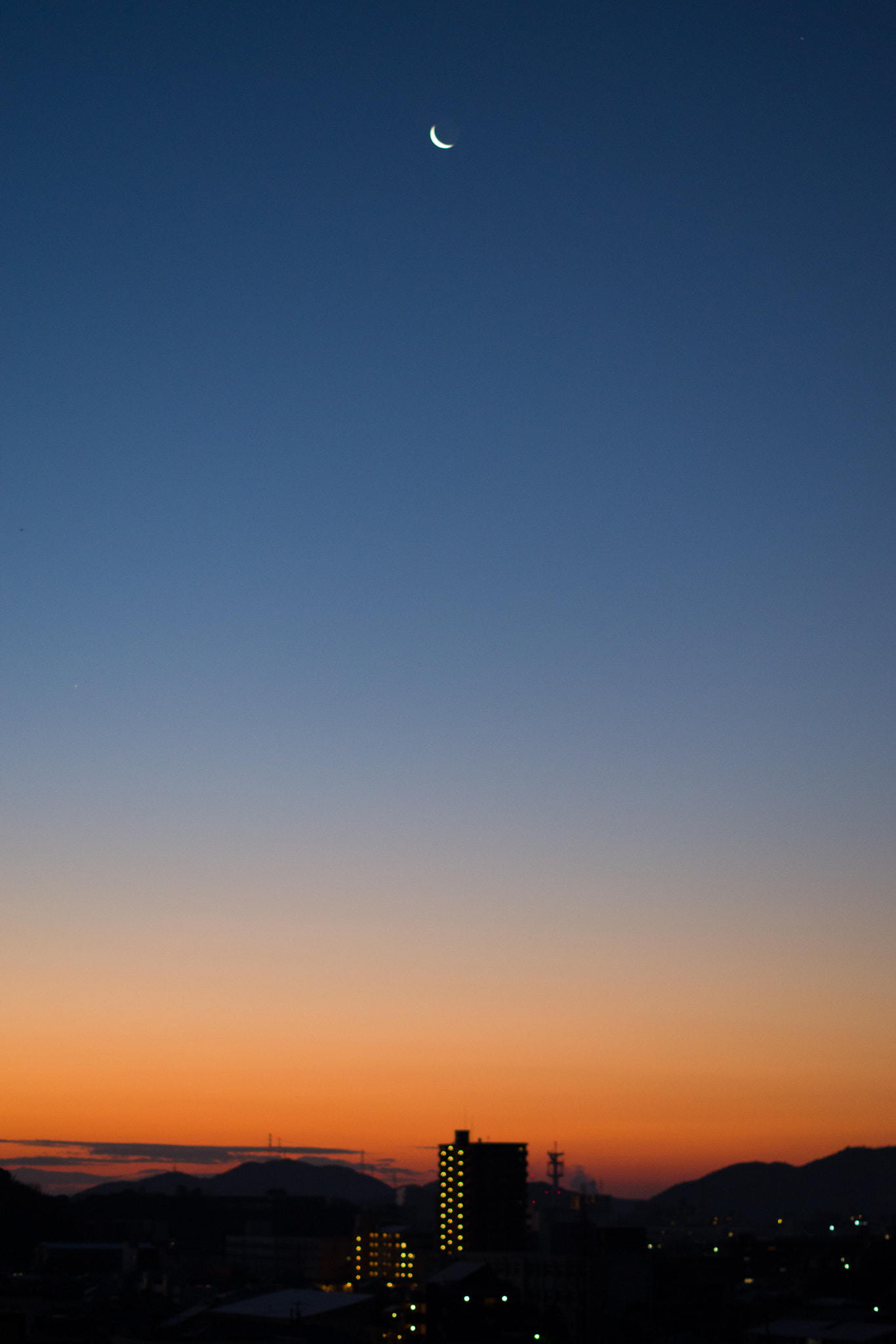 Pentax K-70 + Pentax smc DA 50mm F1.8 sample photo. 朝焼けに月 photography