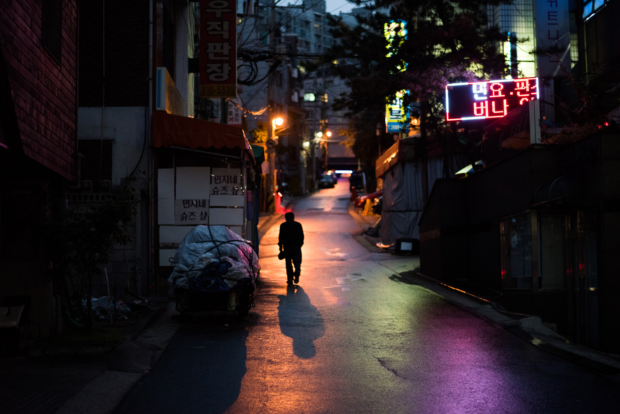 Nikon AF-S Nikkor 58mm F1.4G sample photo. Neon insomniac photography
