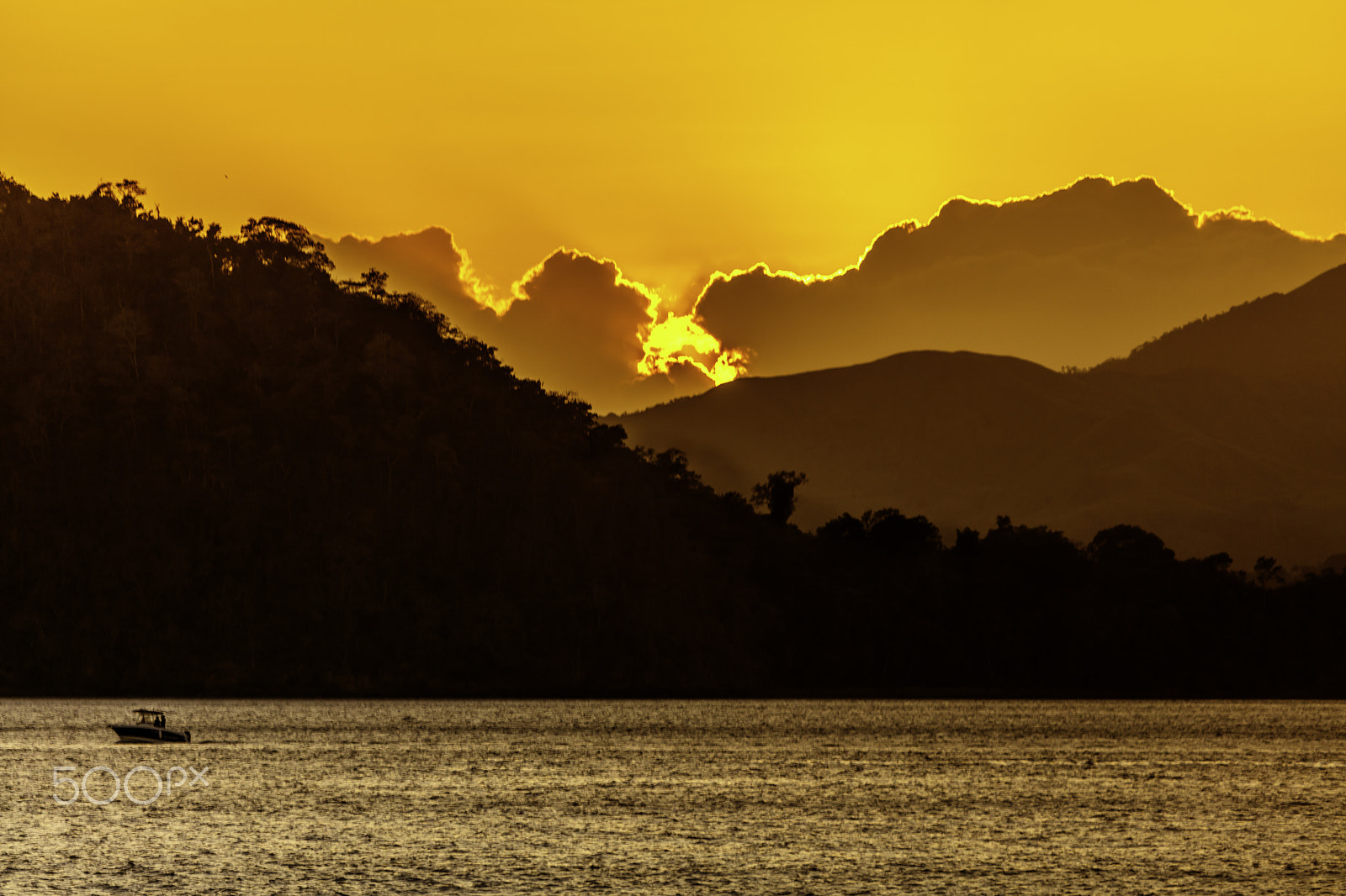 Canon EF 100-400mm F4.5-5.6L IS USM sample photo. As the sun hides the boats go by! photography