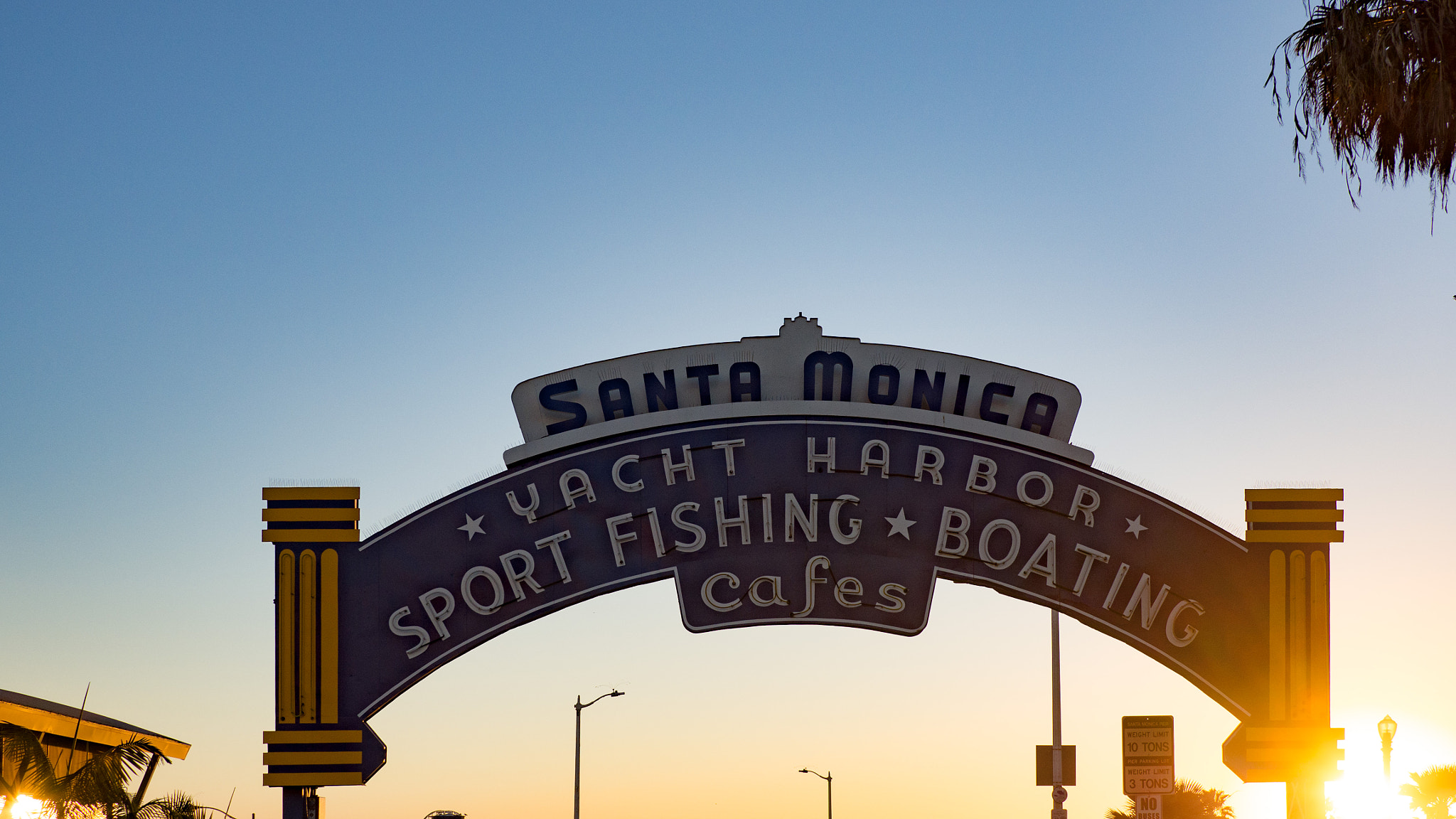 Olympus OM-D E-M10 + LUMIX G 20/F1.7 II sample photo. Santa monica photography