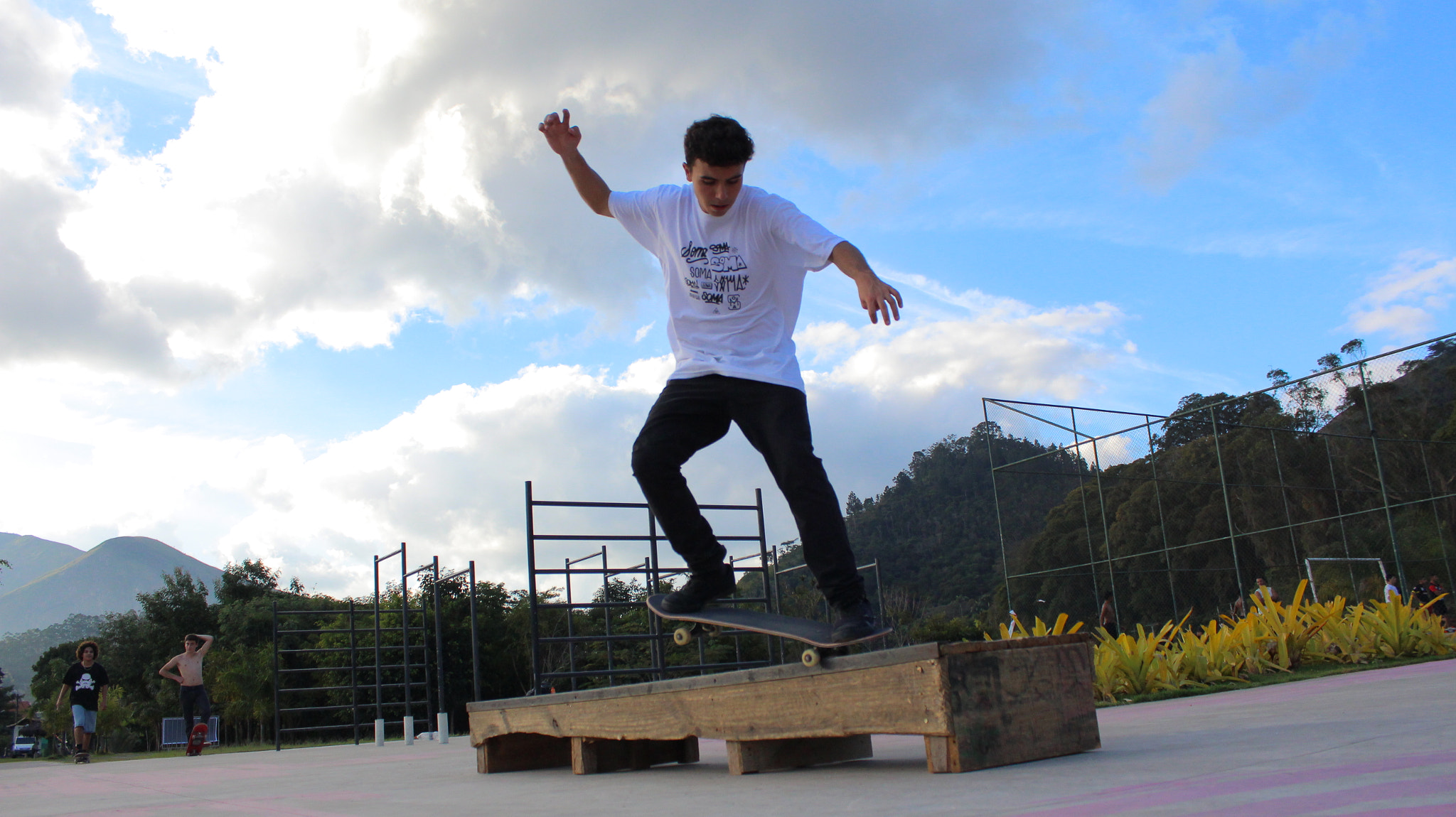 Canon EOS 650D (EOS Rebel T4i / EOS Kiss X6i) sample photo. Crooked photography