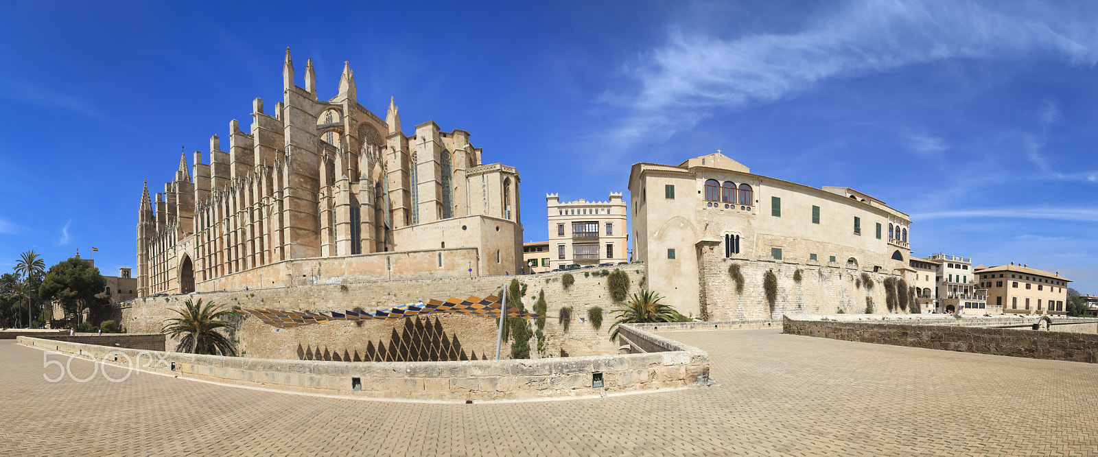 Canon EF-S 17-85mm F4-5.6 IS USM sample photo. Palma cathedral old city walls photography