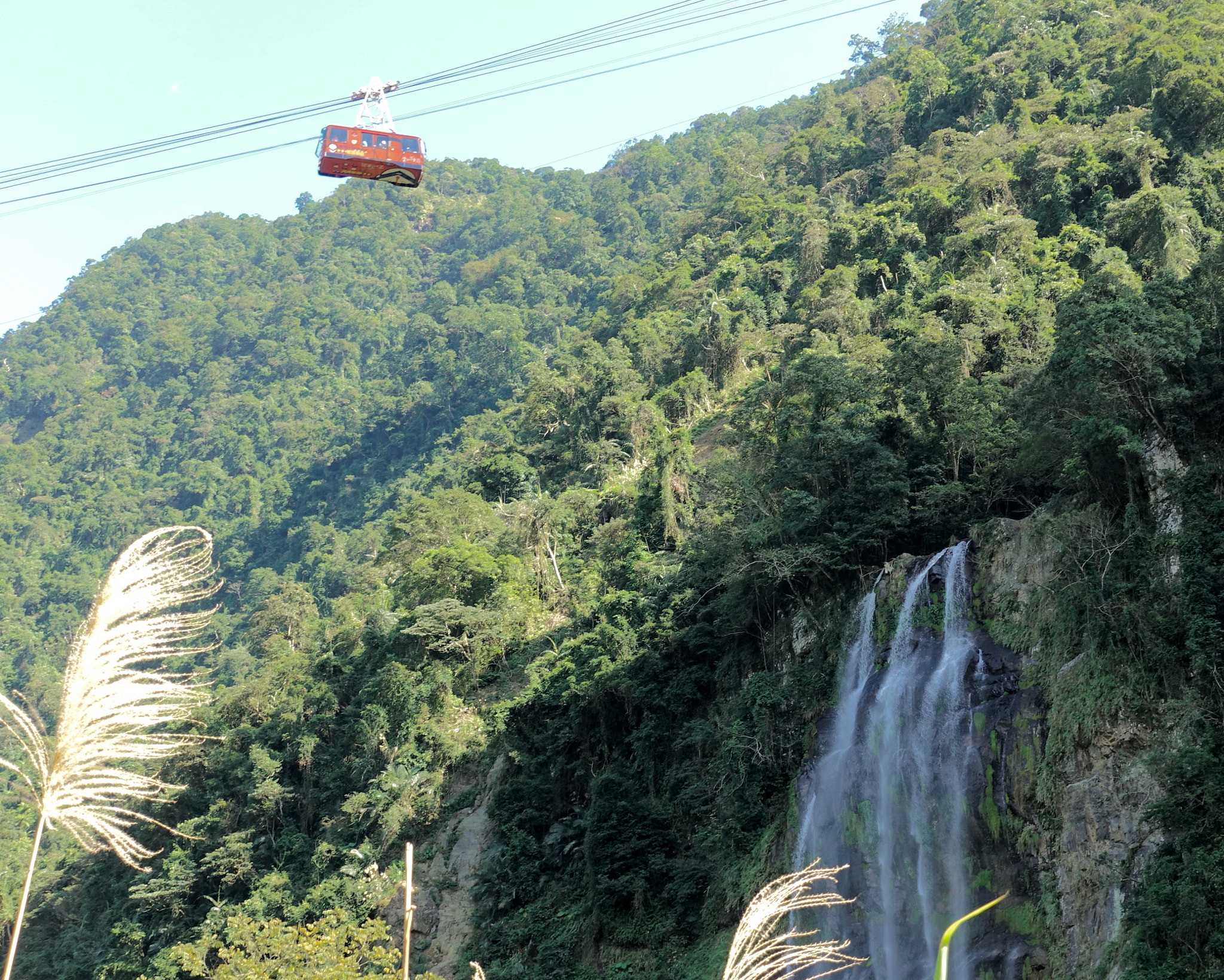 Sony DSC-RX100M5 + Sony 24-70mm F1.8-2.8 sample photo. Cable car in .wulai falls photography