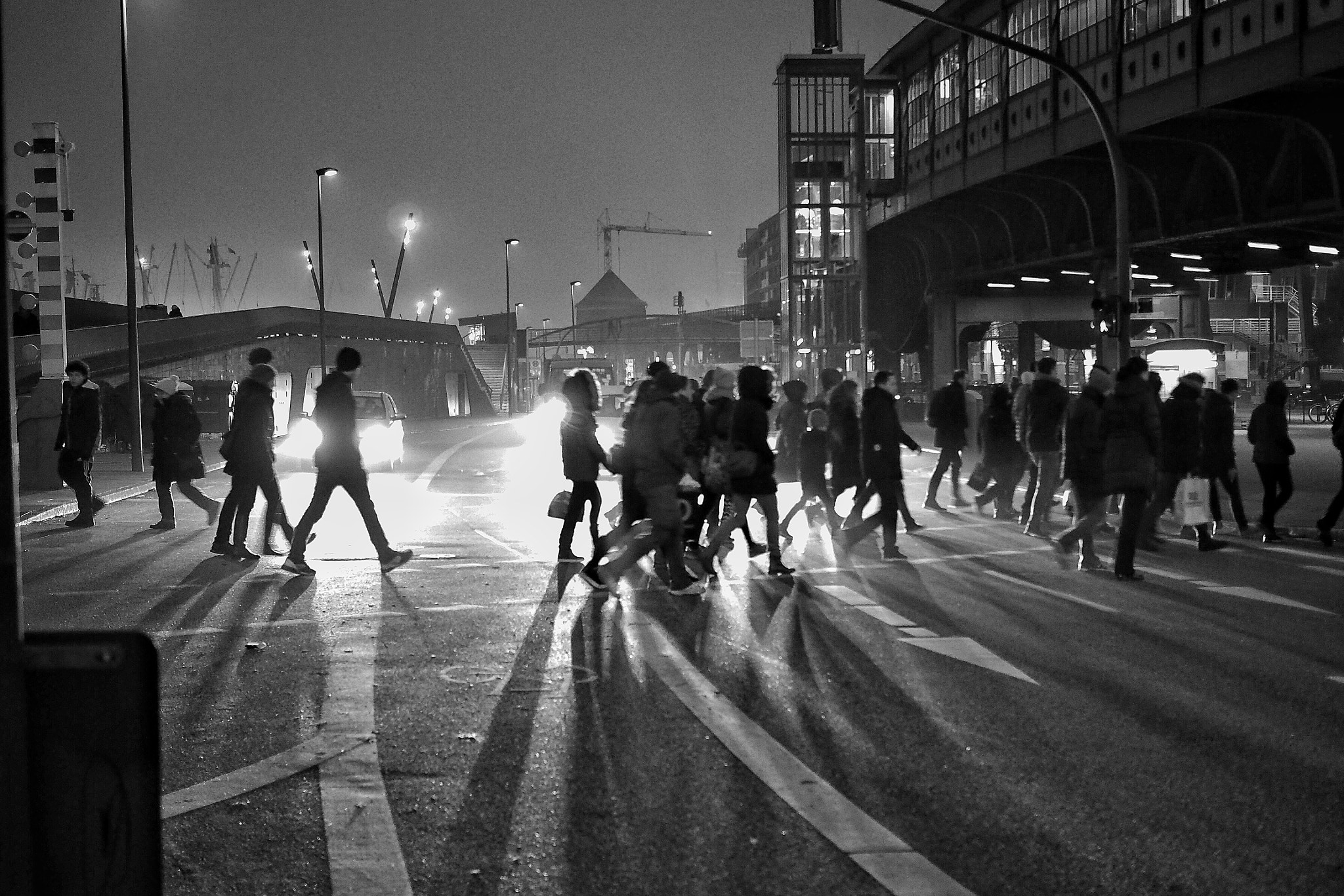 Olympus OM-D E-M5 II + Olympus M.Zuiko Digital 25mm F1.8 sample photo. Baumwall hamburg - rushhour photography