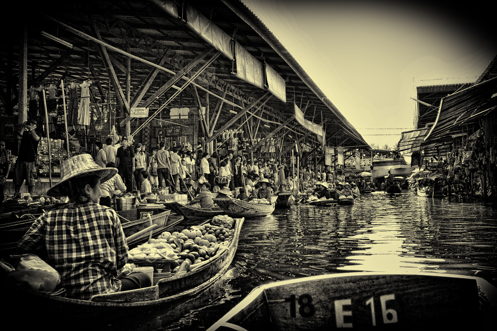 Canon EOS 40D + Canon EF 24-70mm F2.8L USM sample photo. Floating market thailand photography