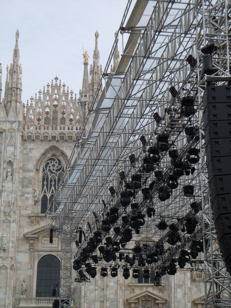 Nikon Coolpix S8000 sample photo. Concerto in piazza duomo photography