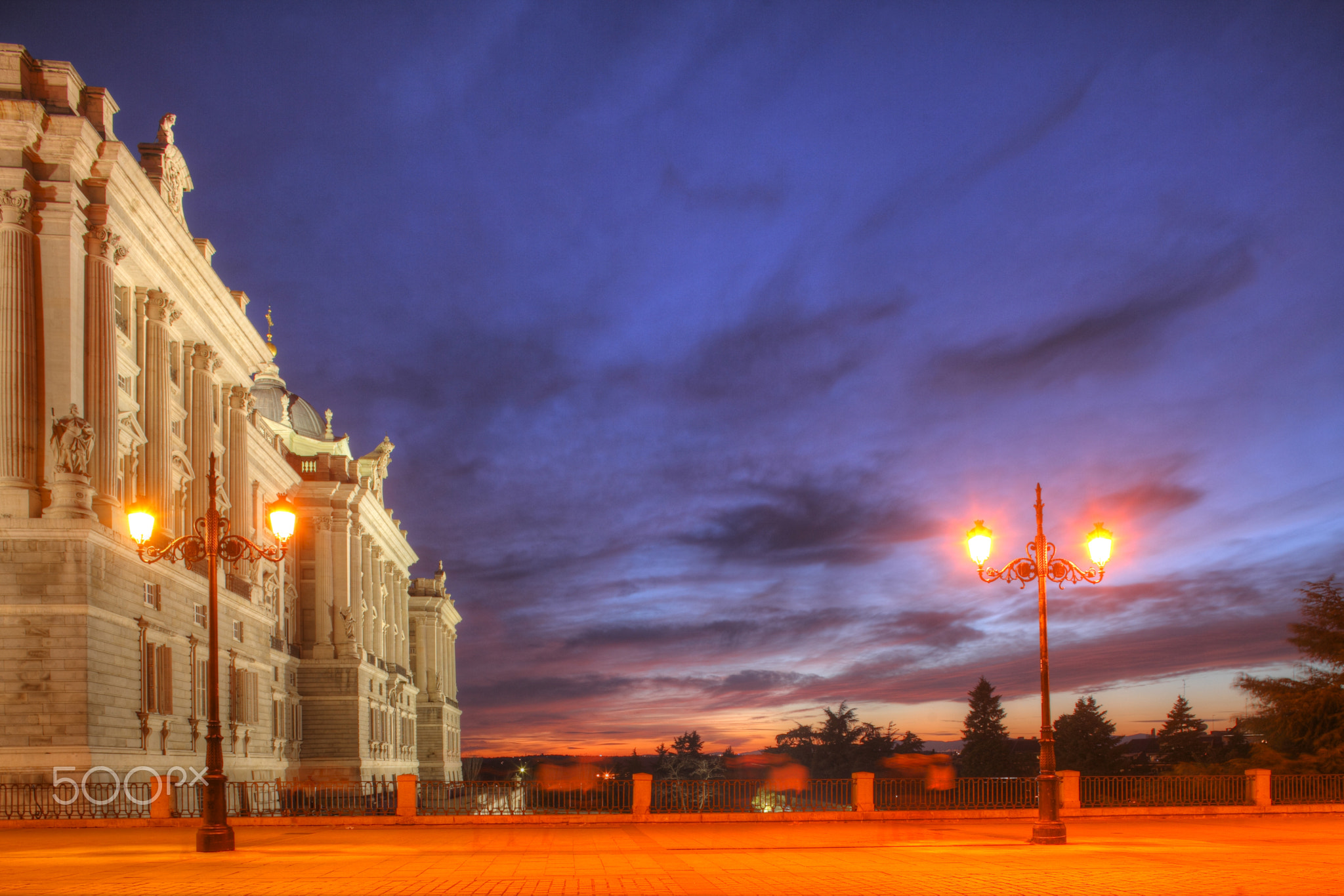 Madrid : Palacio Real at dusk