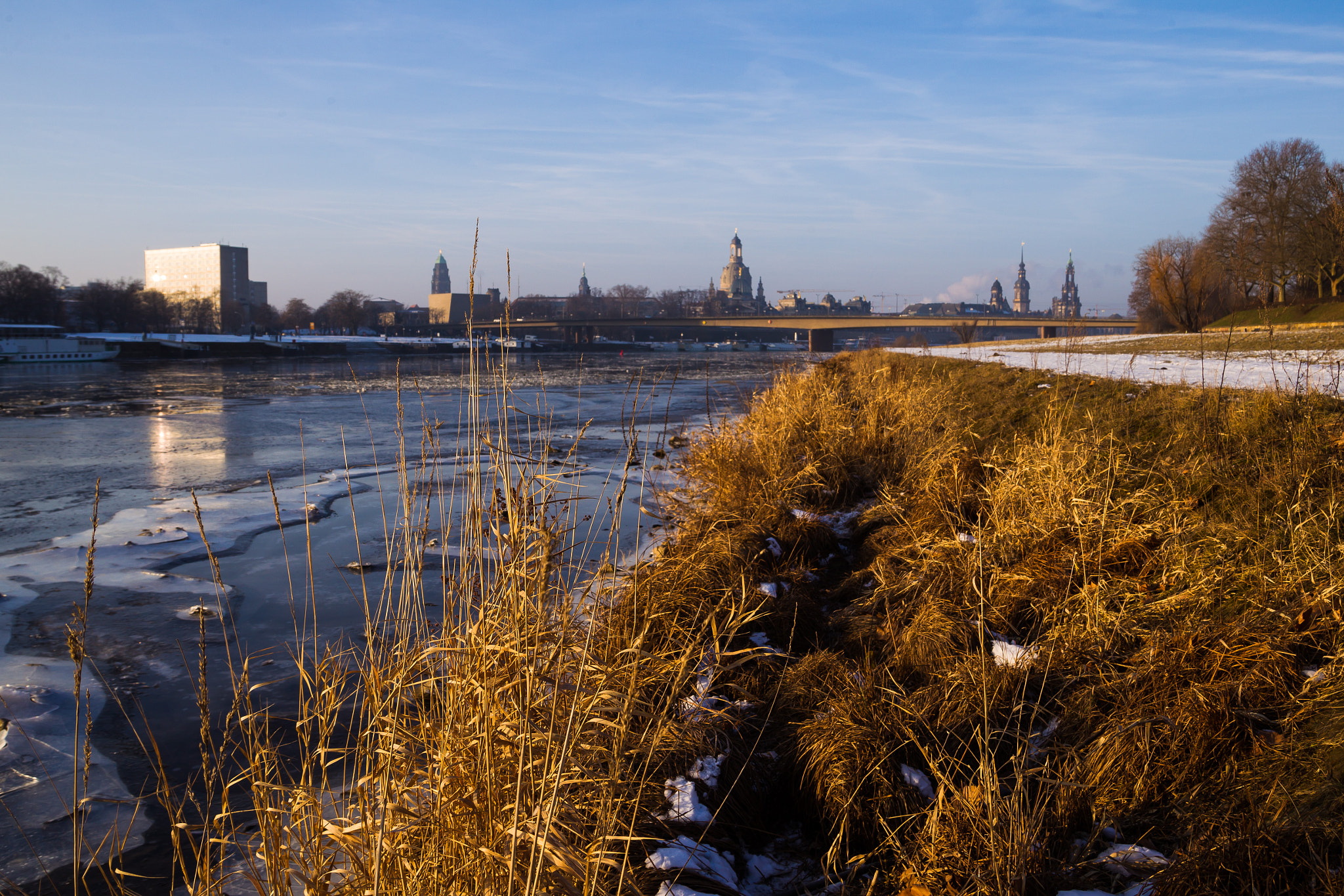 Sigma 24-60mm f/2.8 EX DG sample photo. Icy morning in dresden photography