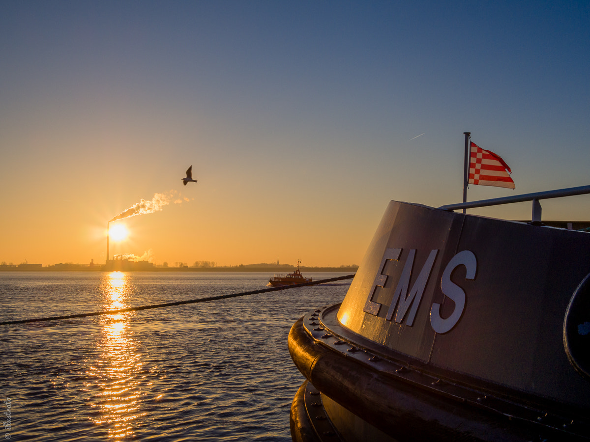 Olympus PEN E-PL5 + LUMIX G 20/F1.7 II sample photo. Dusk at bremerhaven photography