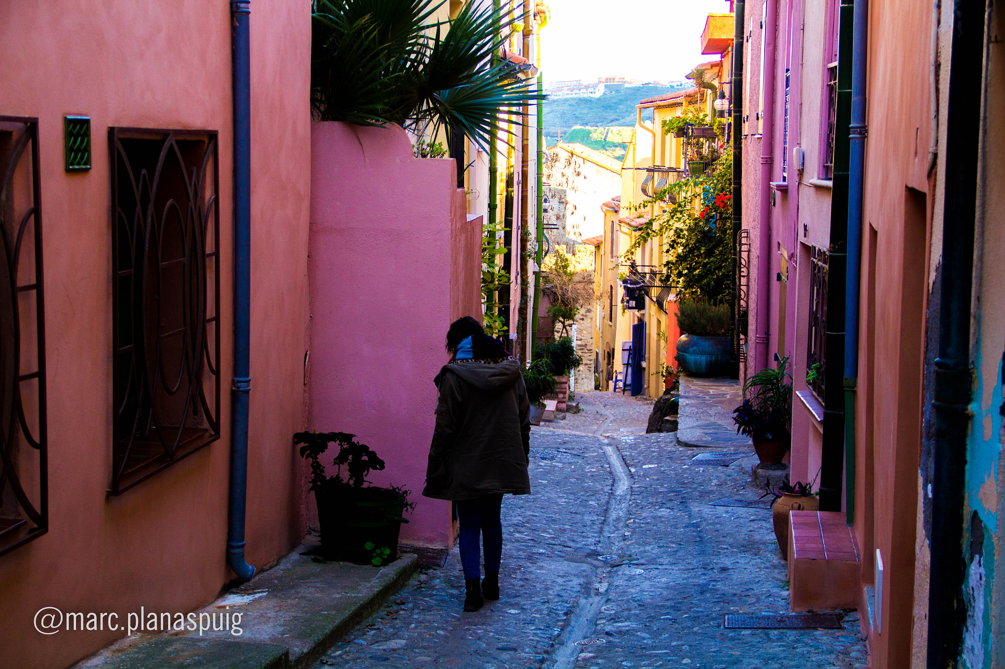 Canon EF-S 18-135mm F3.5-5.6 IS sample photo. Carrer dels colors photography