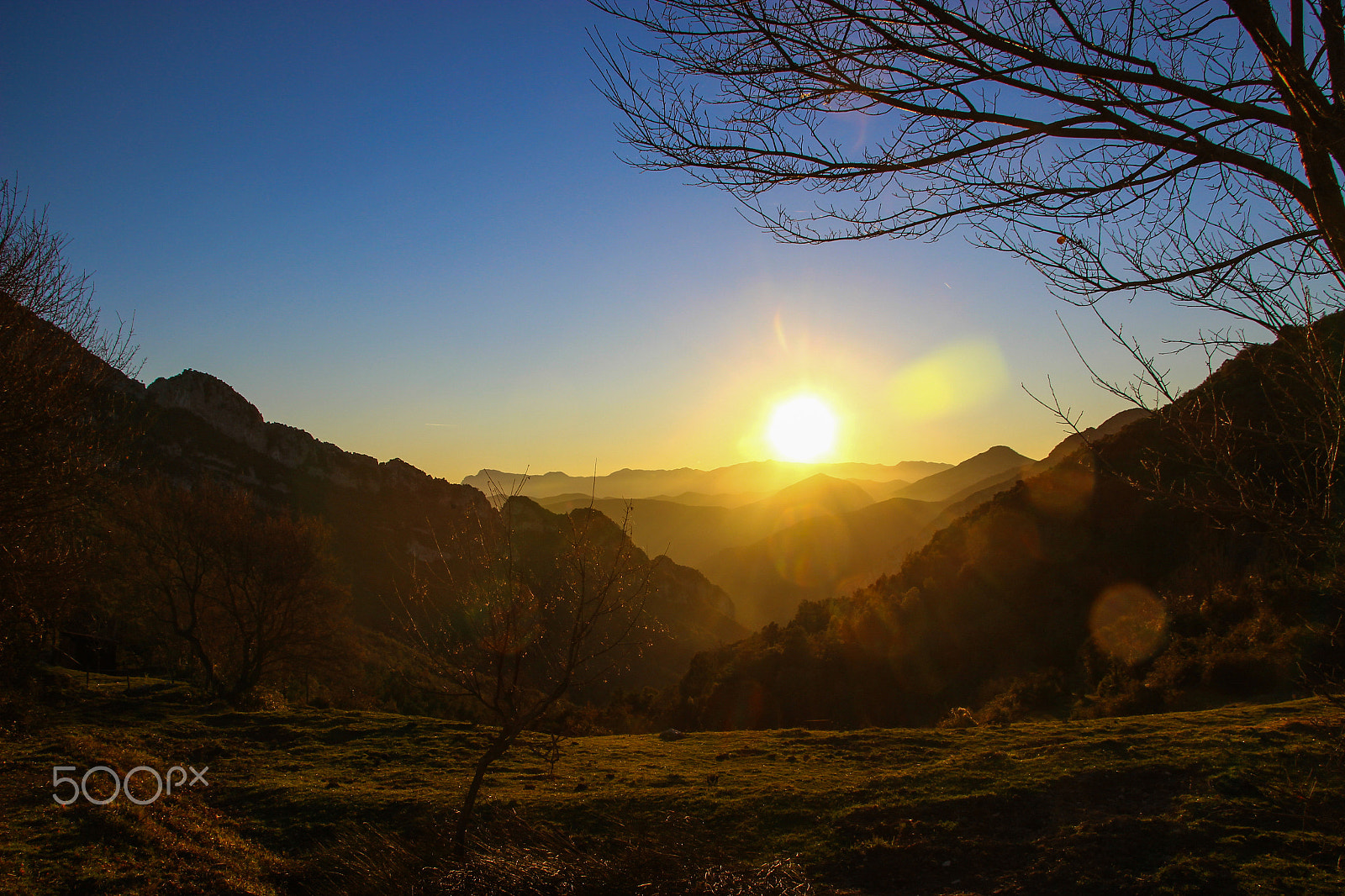 Canon EOS 600D (Rebel EOS T3i / EOS Kiss X5) + Canon TS-E 90mm F2.8 Tilt-Shift sample photo. Setting sun photography