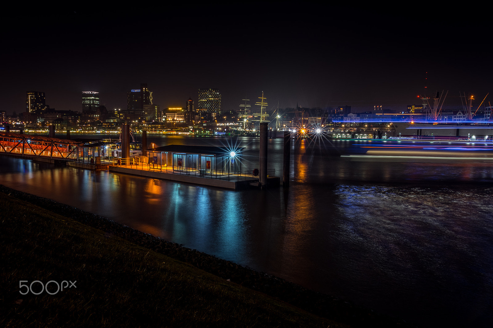Nikon D5300 + Sigma 18-35mm F1.8 DC HSM Art sample photo. Hamburg bei nacht photography