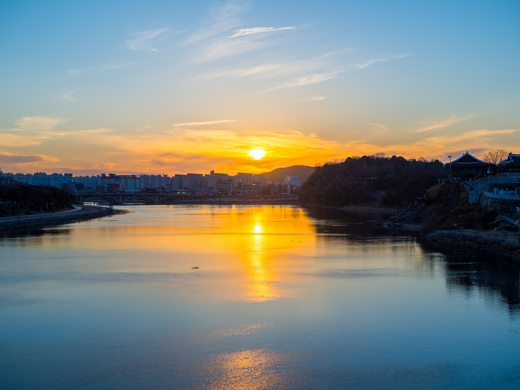 Olympus OM-D E-M1 Mark II + OLYMPUS M.25mm F1.2 sample photo. Sunset over nam river photography