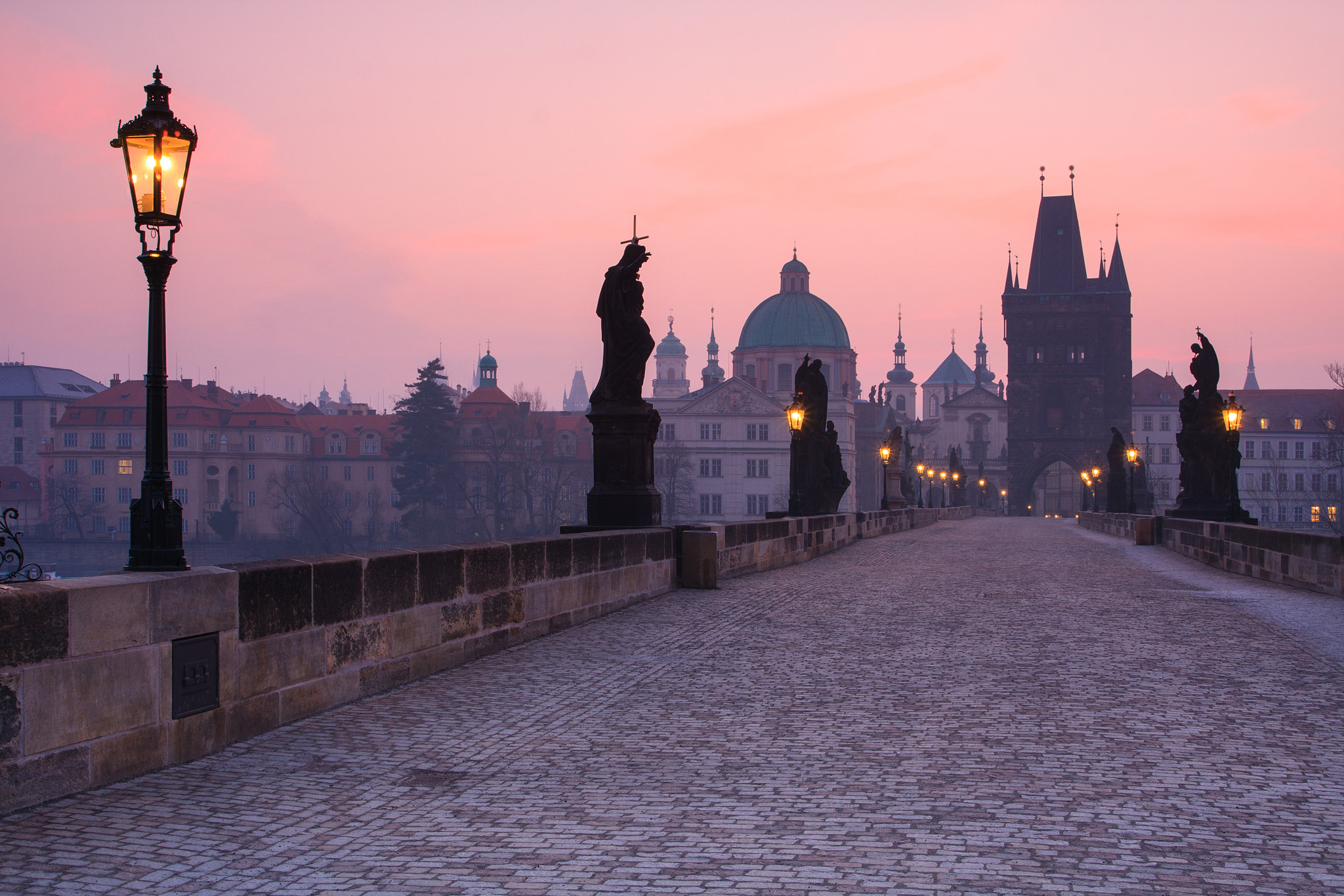 Canon EOS 40D + Canon EF 17-40mm F4L USM sample photo. Pink dawn on the charles bridge photography