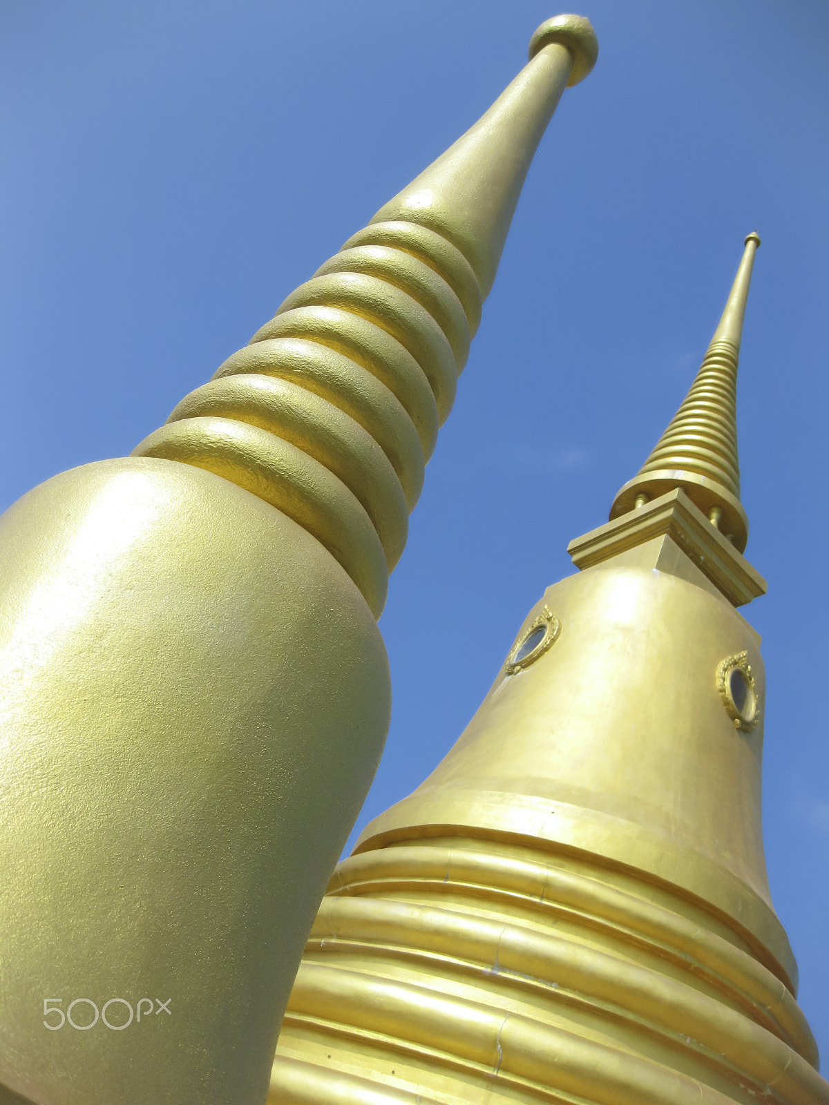 Canon PowerShot SD770 IS (Digital IXUS 85 IS / IXY Digital 25 IS) sample photo. Golden buddhist temple spires thailand photography