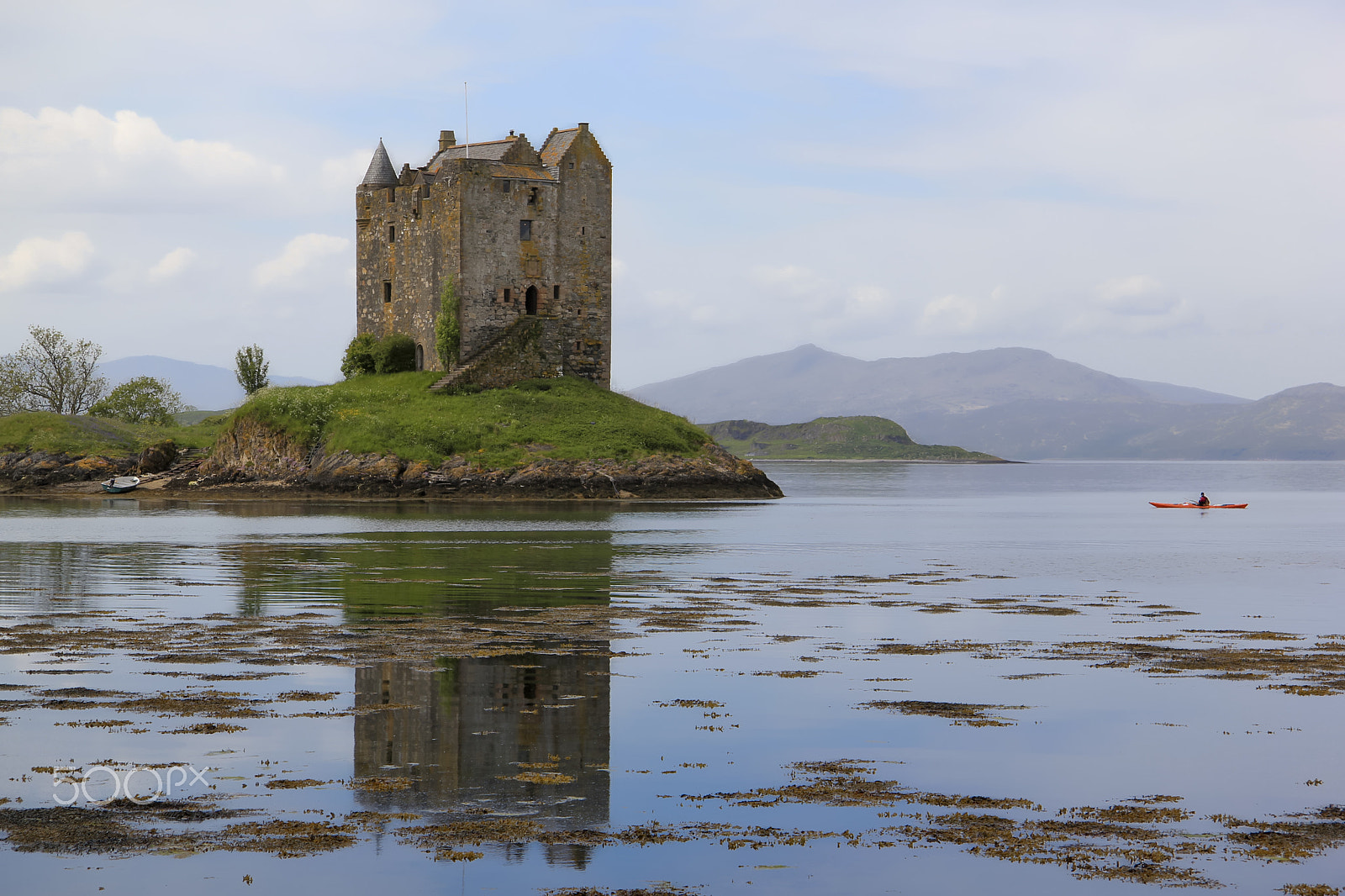 Canon EF-S 17-85mm F4-5.6 IS USM sample photo. Kayak explores castle stalker scotland photography