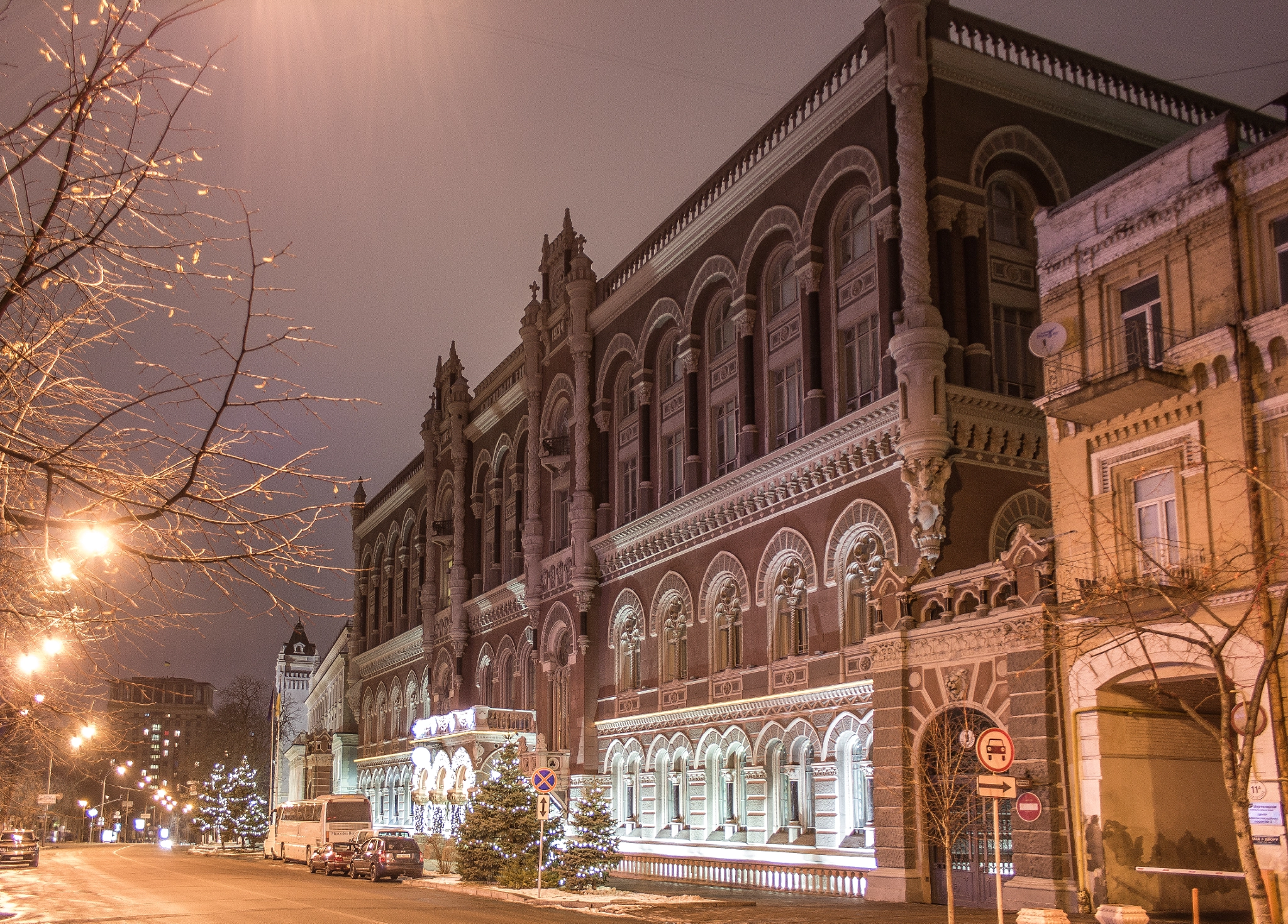 Canon EF-S 18-55mm F3.5-5.6 II sample photo. National bank photography