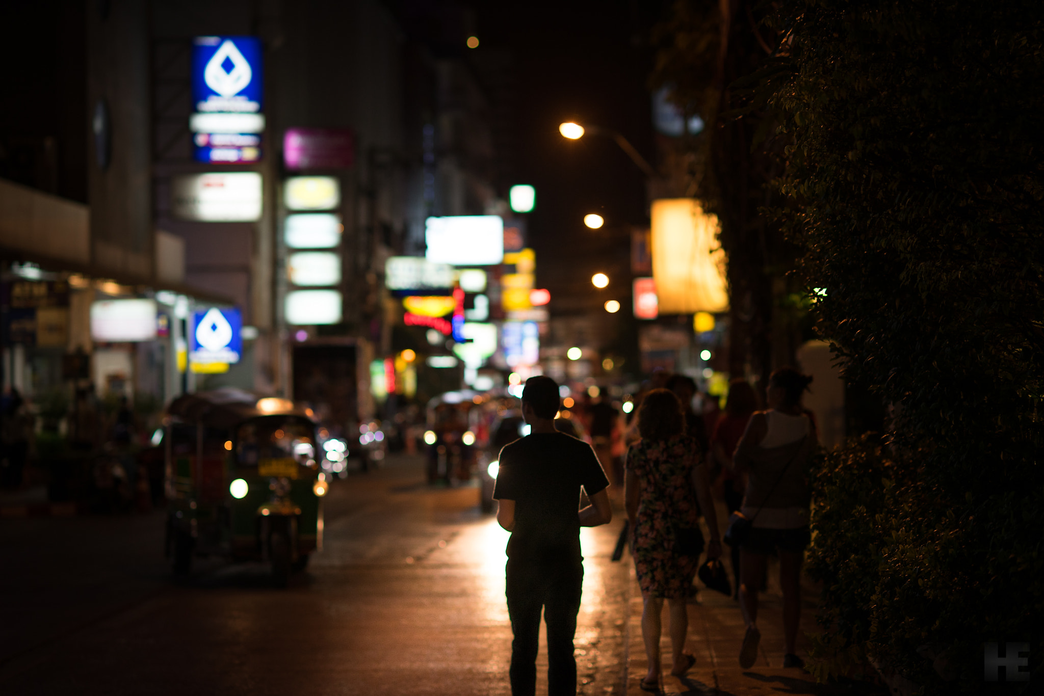 Sony Planar T* 85mm F1.4 ZA sample photo. Night street photography