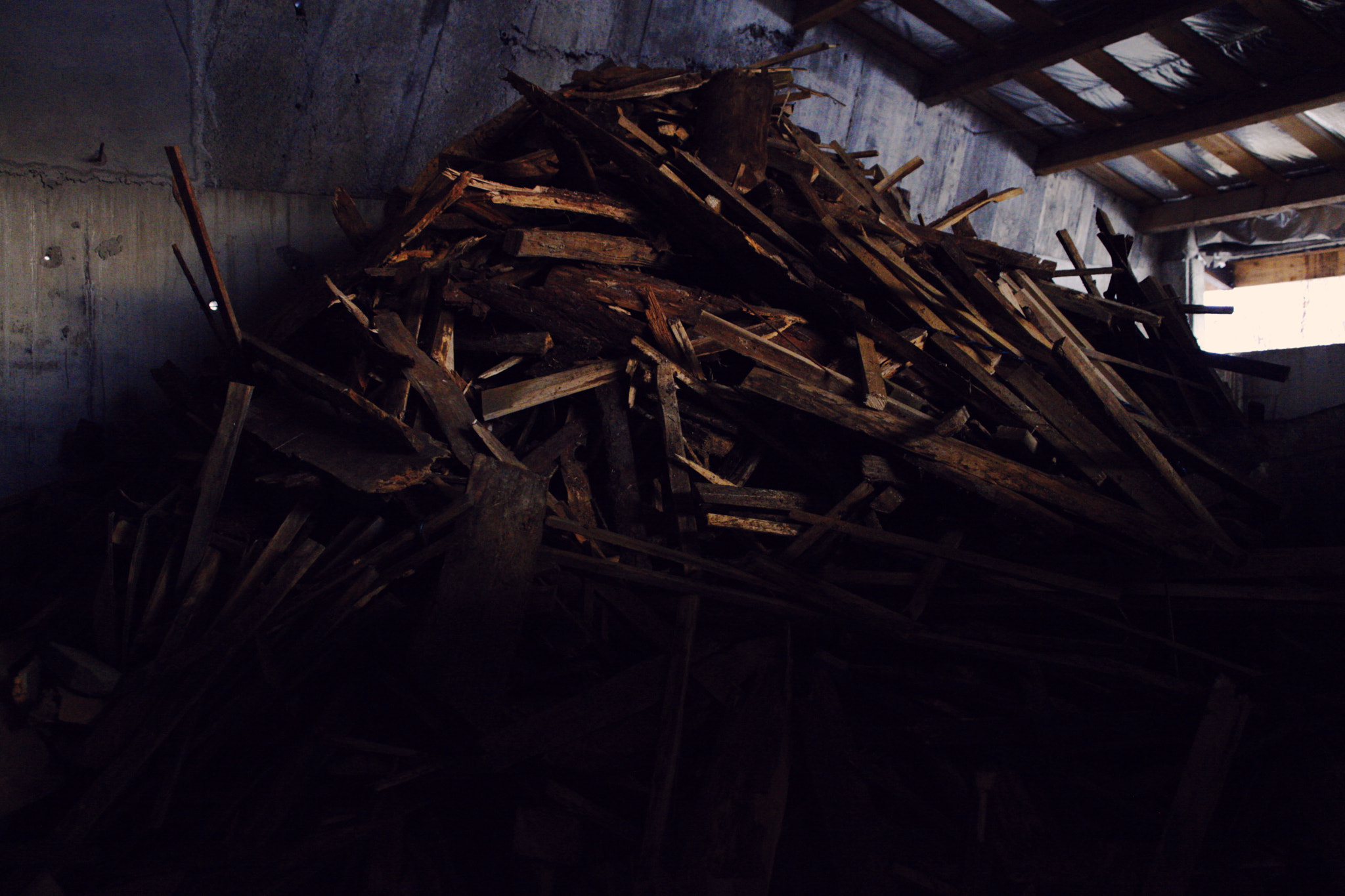 Canon EF 20-35mm F3.5-4.5 USM sample photo. Abandoned wood photography