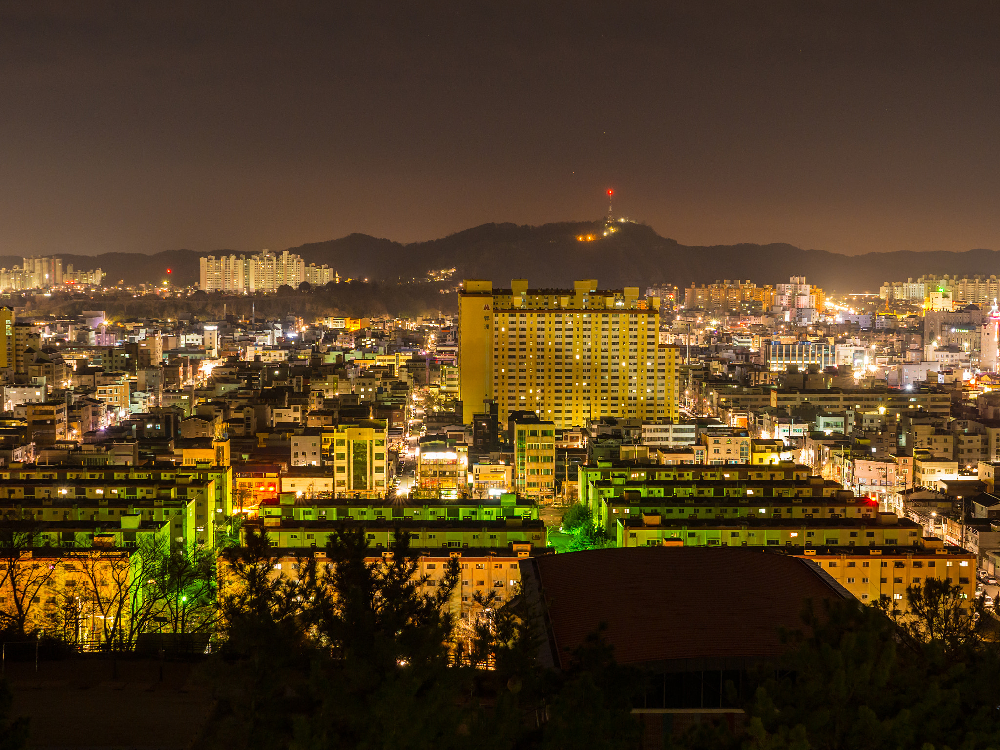 Olympus OM-D E-M1 Mark II + OLYMPUS M.25mm F1.2 sample photo. A small city photography