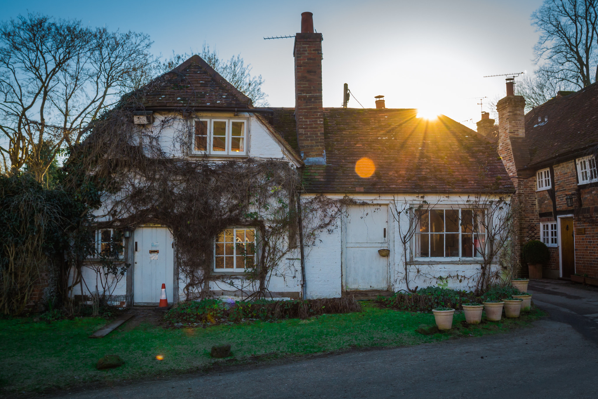 Canon EOS 1100D (EOS Rebel T3 / EOS Kiss X50) + Canon EF 17-40mm F4L USM sample photo. Cottage in the english village of turville photography