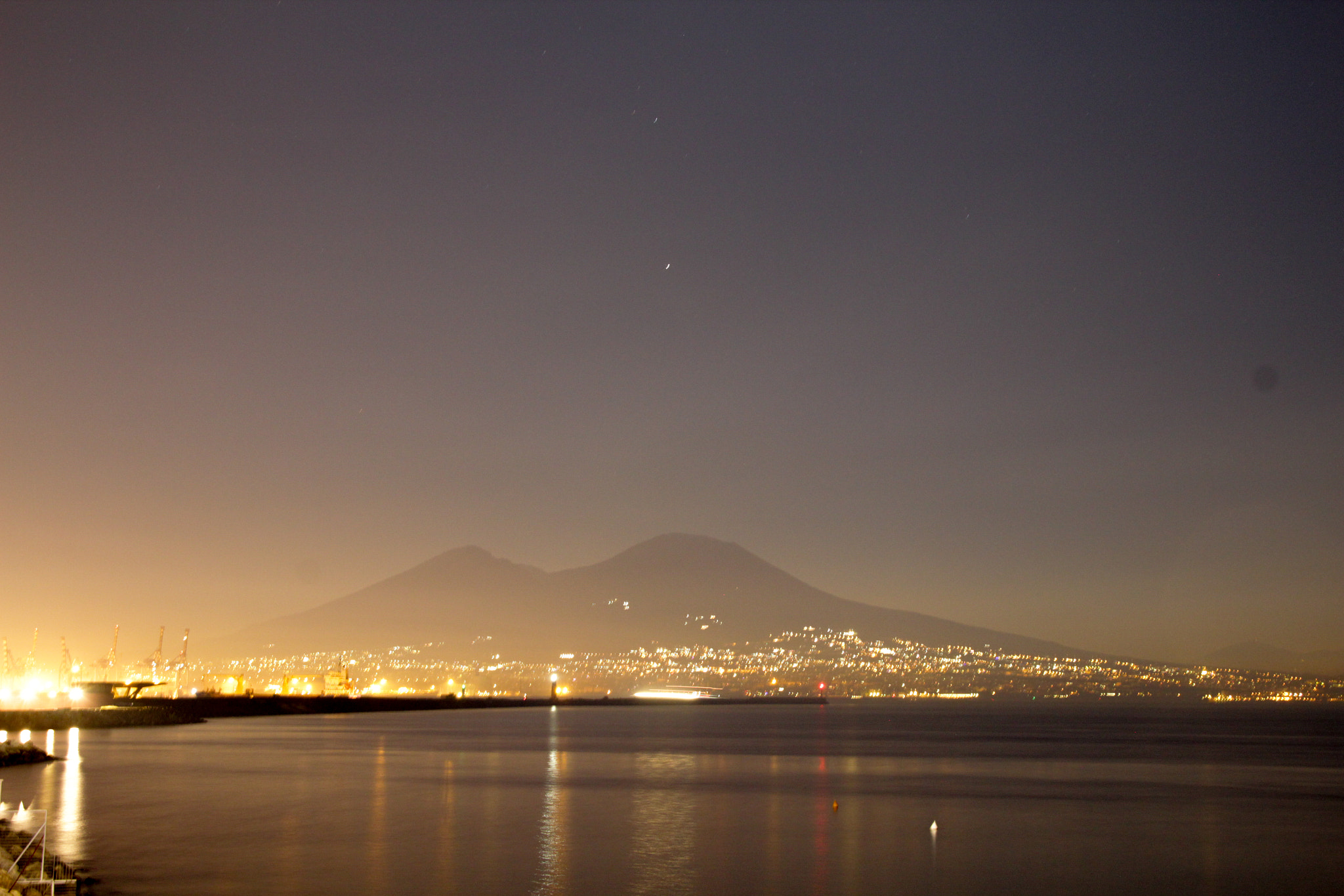 Canon EOS 1200D (EOS Rebel T5 / EOS Kiss X70 / EOS Hi) + Canon TS-E 90mm F2.8 Tilt-Shift sample photo. Naples photography