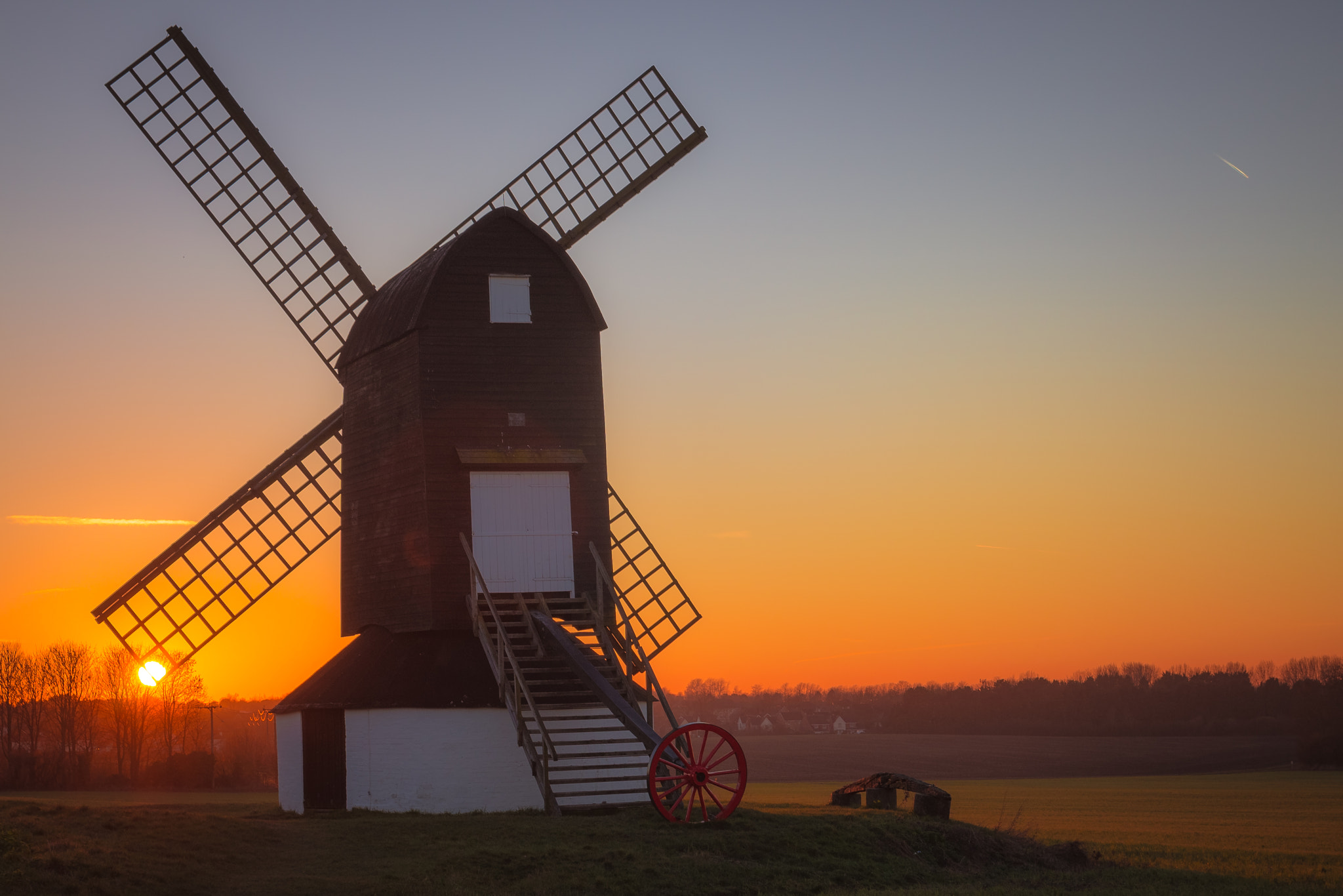 Canon EOS 1100D (EOS Rebel T3 / EOS Kiss X50) + Canon EF 17-40mm F4L USM sample photo. Sunset behind a windmill in bedfordshire photography