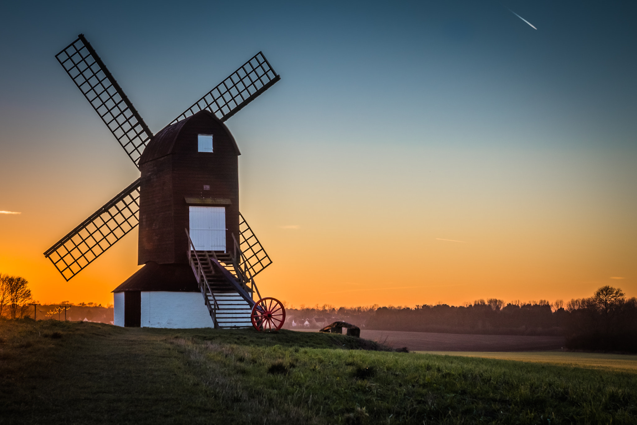 Canon EOS 1100D (EOS Rebel T3 / EOS Kiss X50) + Canon EF 17-40mm F4L USM sample photo. Sunset behind a windmill in bedfordshire photography