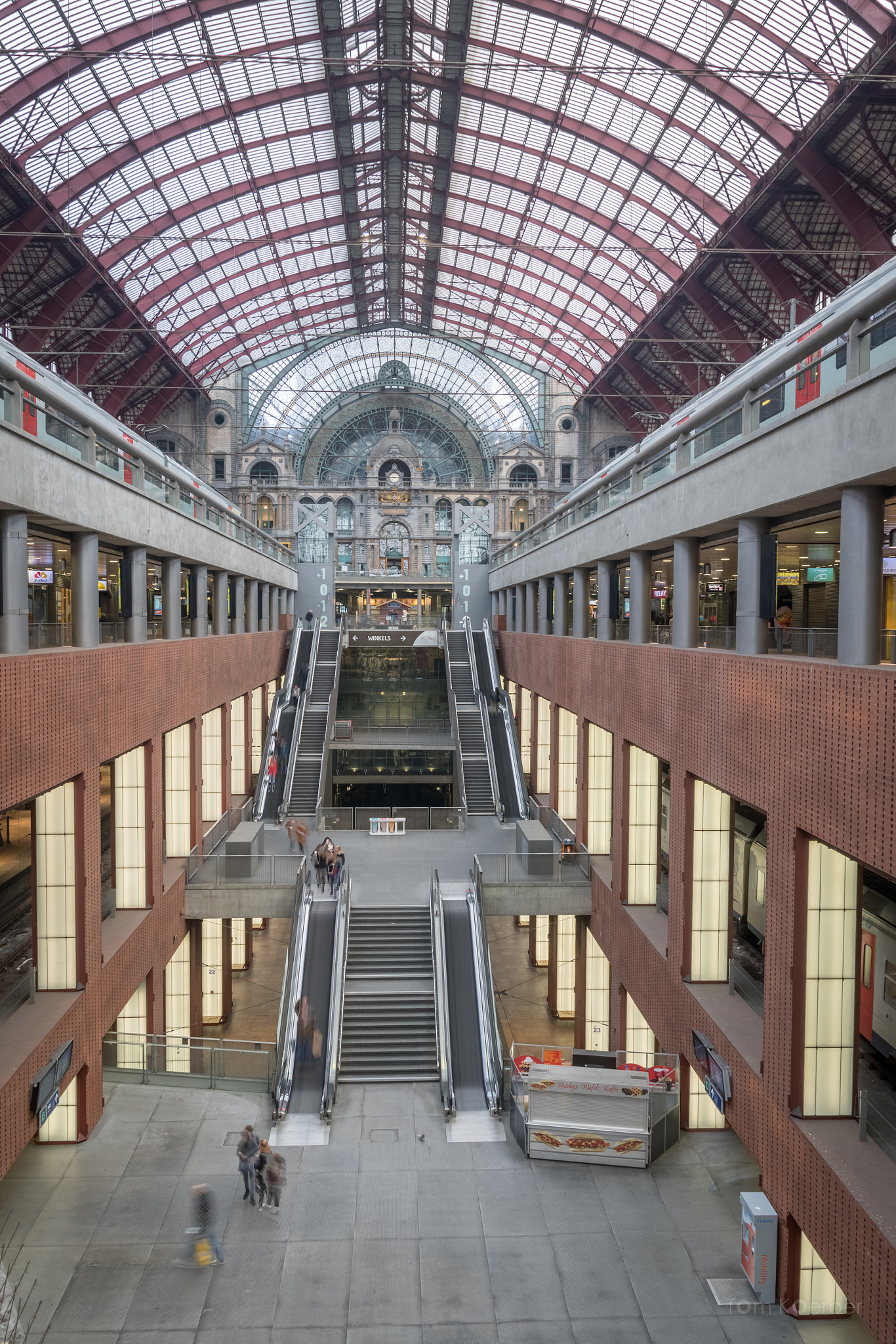 Tamron SP AF 17-50mm F2.8 XR Di II LD Aspherical (IF) sample photo. Centraal station photography