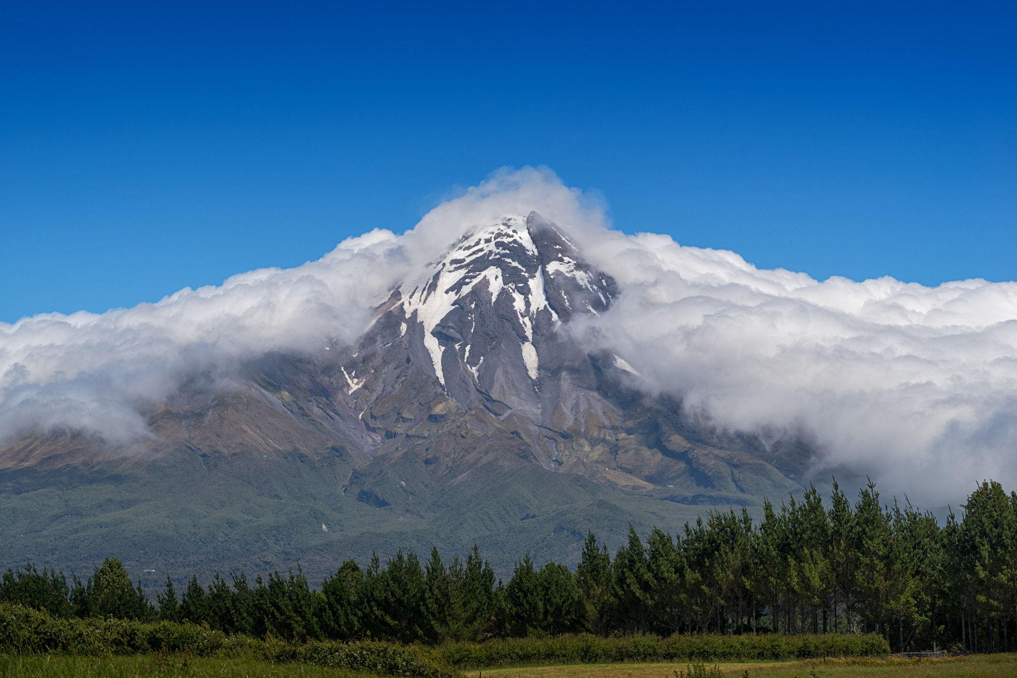 Pentax K-1 + Pentax smc DA* 60-250mm F4.0 ED (IF) SDM sample photo. Mount taranaki with cloud cape photography