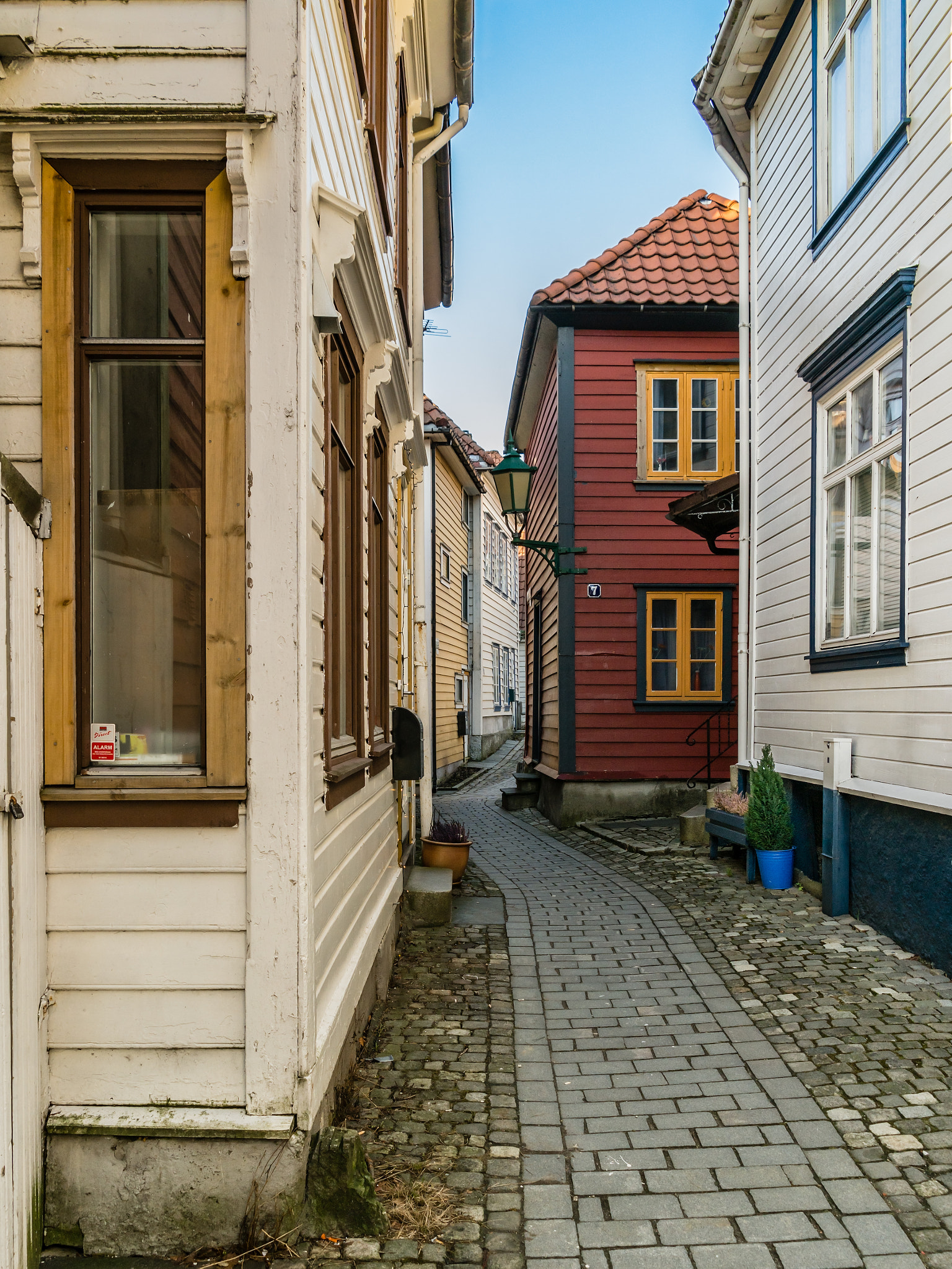 Samsung NX30 + Samsung NX 18-55mm F3.5-5.6 OIS sample photo. "narrow street and cobblestone" photography