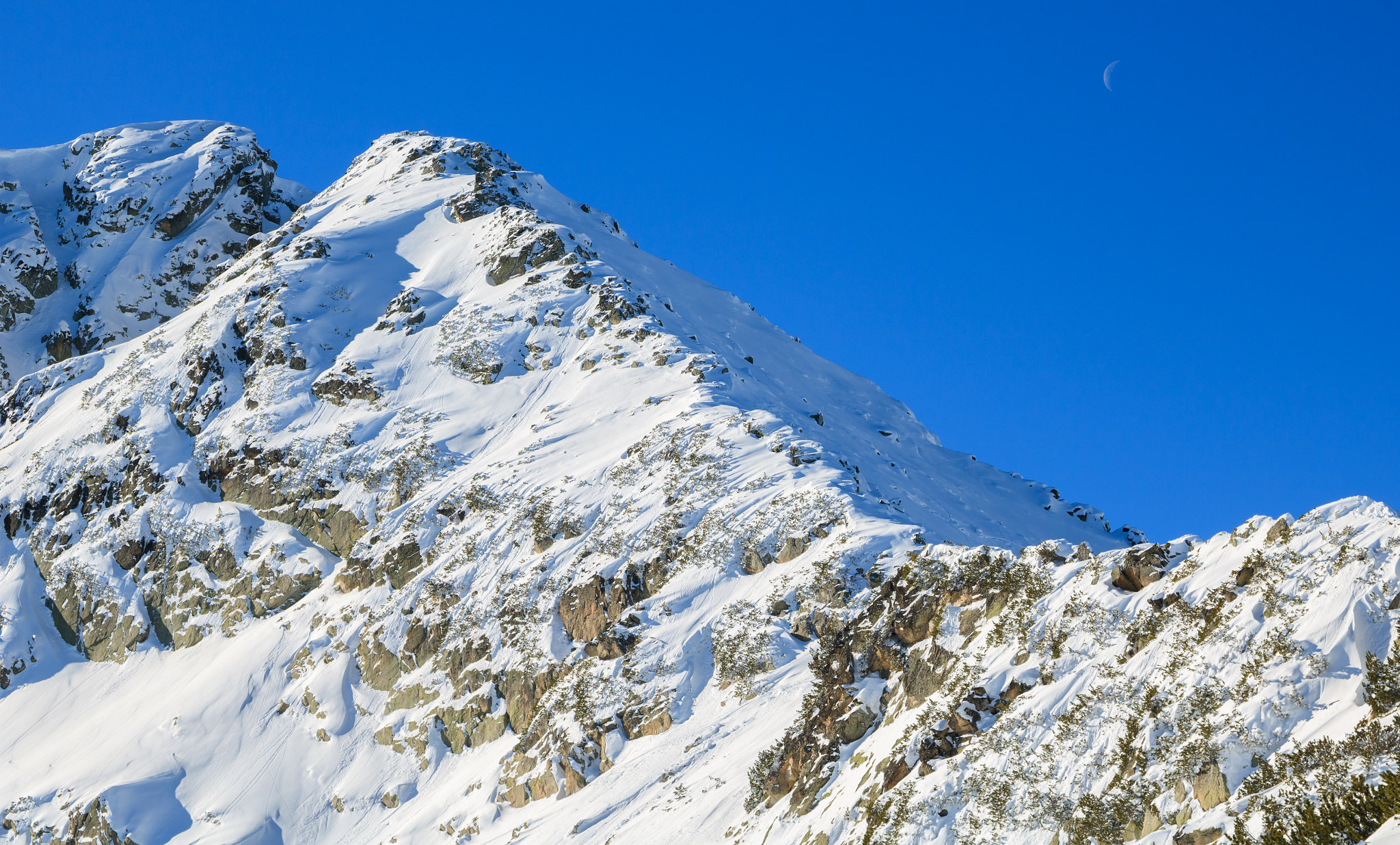 Canon EOS 760D (EOS Rebel T6s / EOS 8000D) + Canon EF 24-105mm F4L IS USM sample photo. Snowy slopes of rila in bulgaria on a sunny day photography