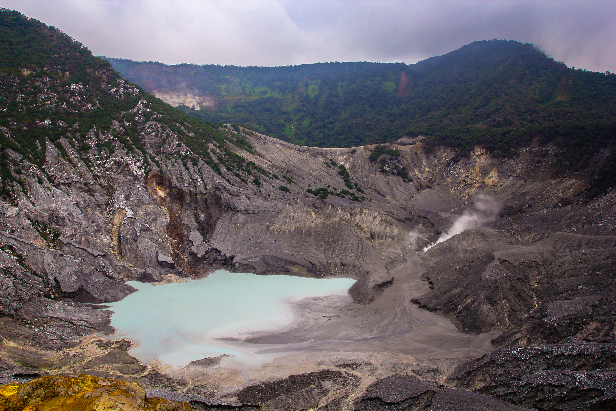 Canon EOS 550D (EOS Rebel T2i / EOS Kiss X4) + Canon EF 17-40mm F4L USM sample photo. Tangkuban perahu photography