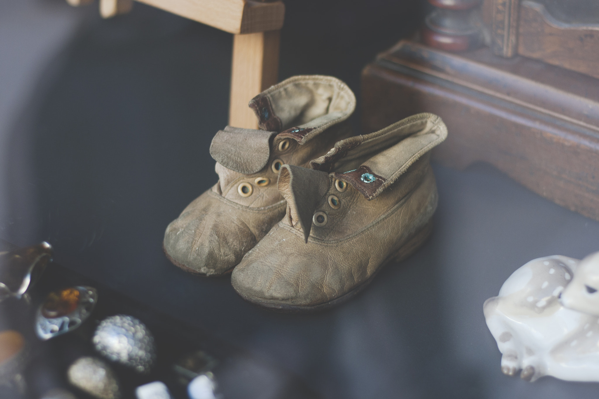 Canon EOS 40D + Canon EF 50mm F1.8 STM sample photo. Shoes behind the window photography