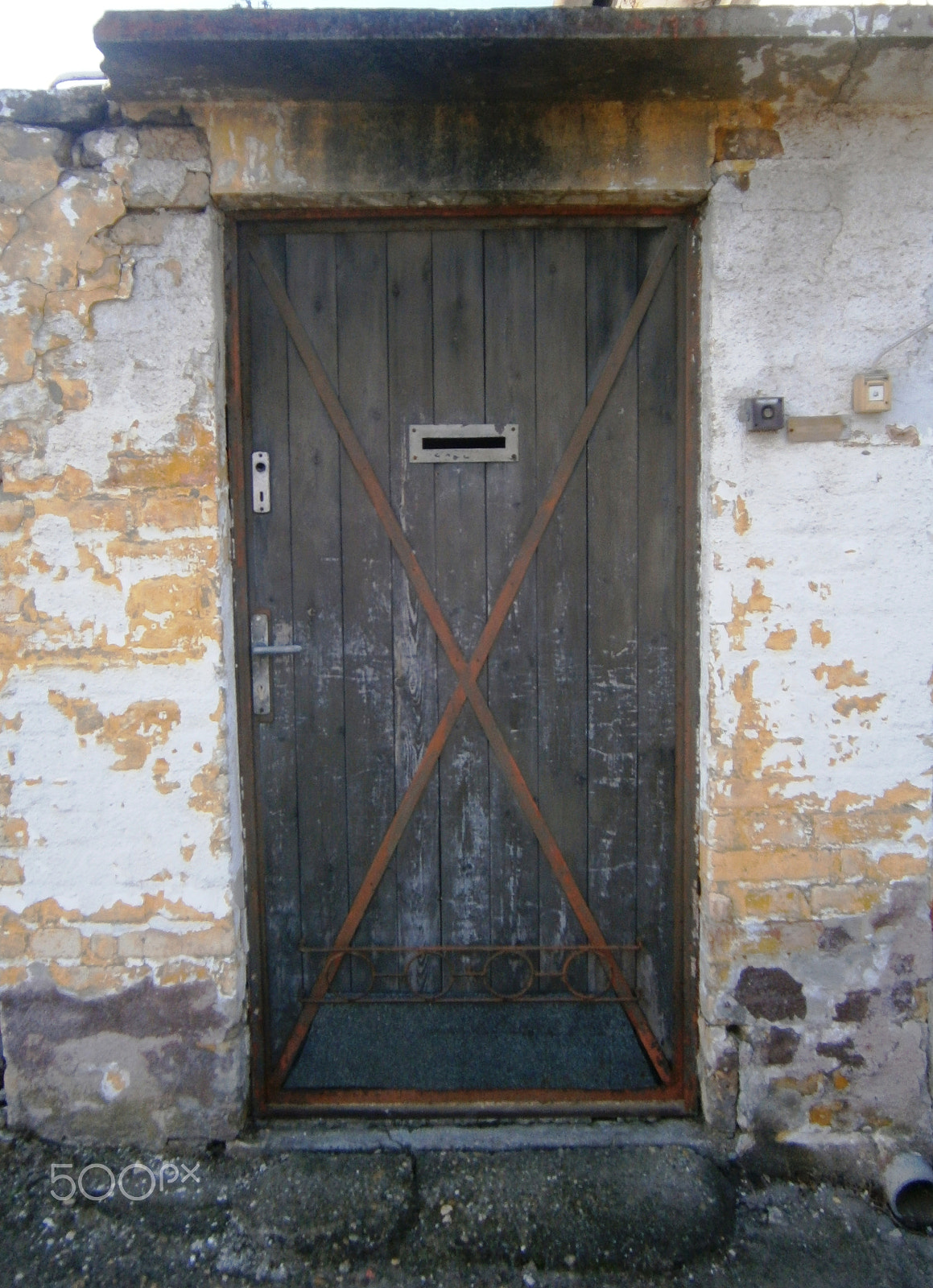 Olympus VG160,X990,D745 sample photo. Abandoned door photography