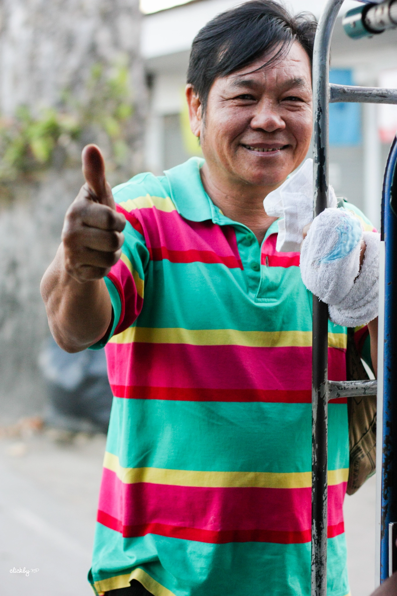 Canon EOS 450D (EOS Rebel XSi / EOS Kiss X2) sample photo. Very happy man on a red cab, in chaing mai photography
