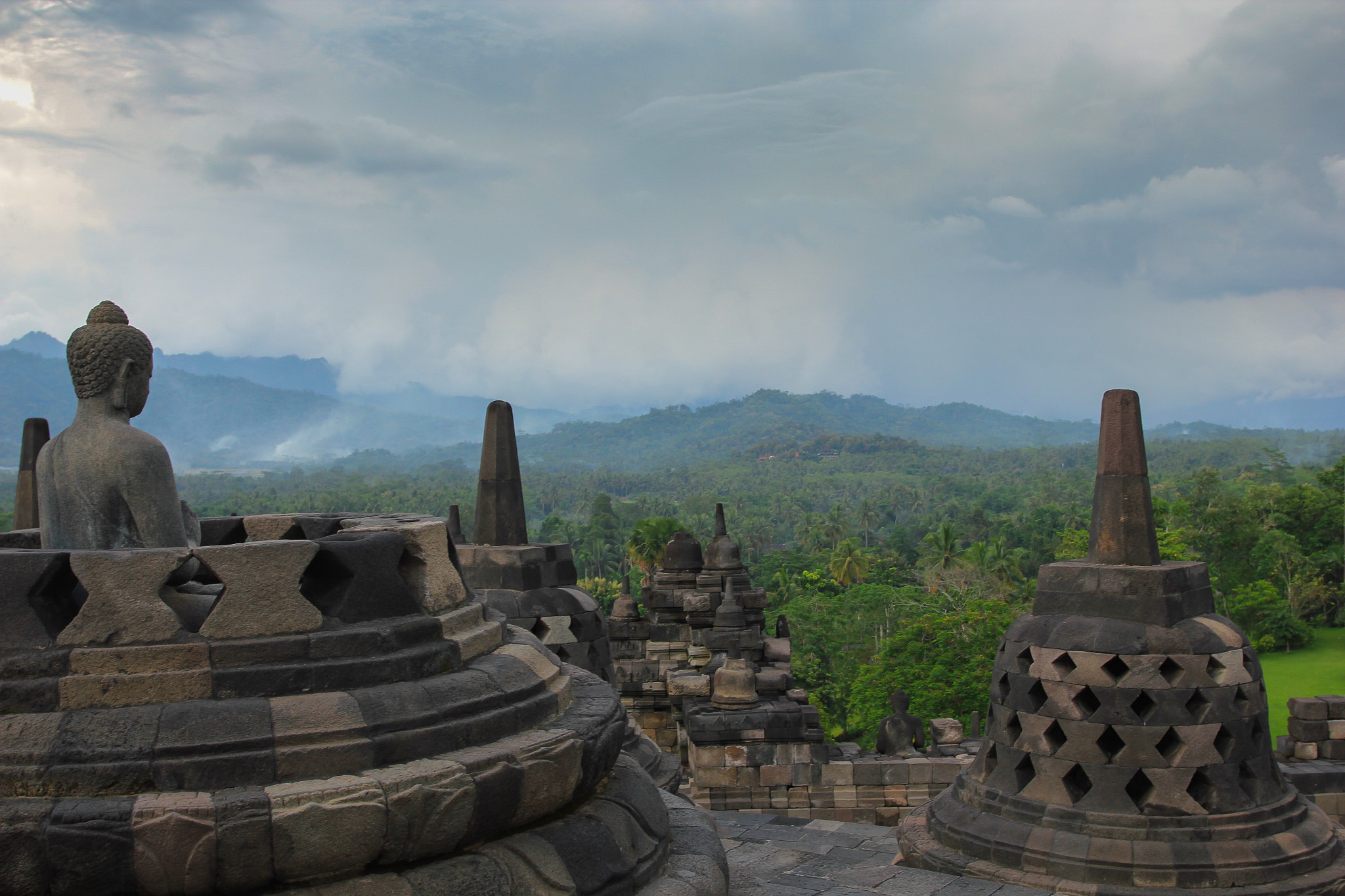 Canon EOS 550D (EOS Rebel T2i / EOS Kiss X4) + Canon EF 17-40mm F4L USM sample photo. Borobudur photography