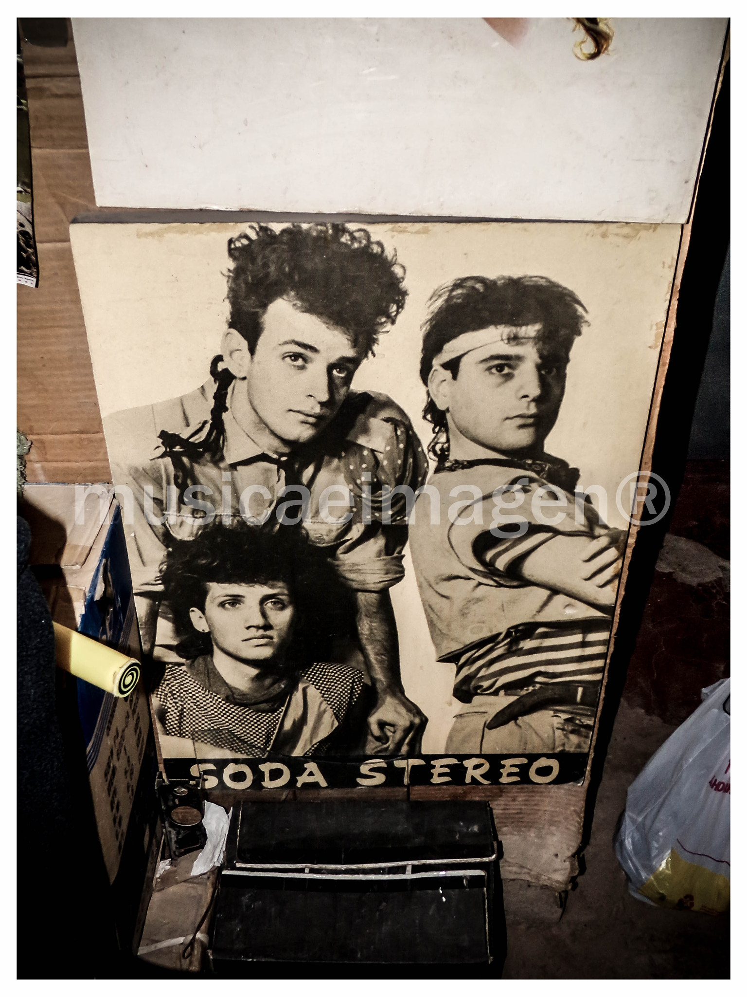 Kodak PIXPRO AZ251 sample photo. Poster 1984 photography