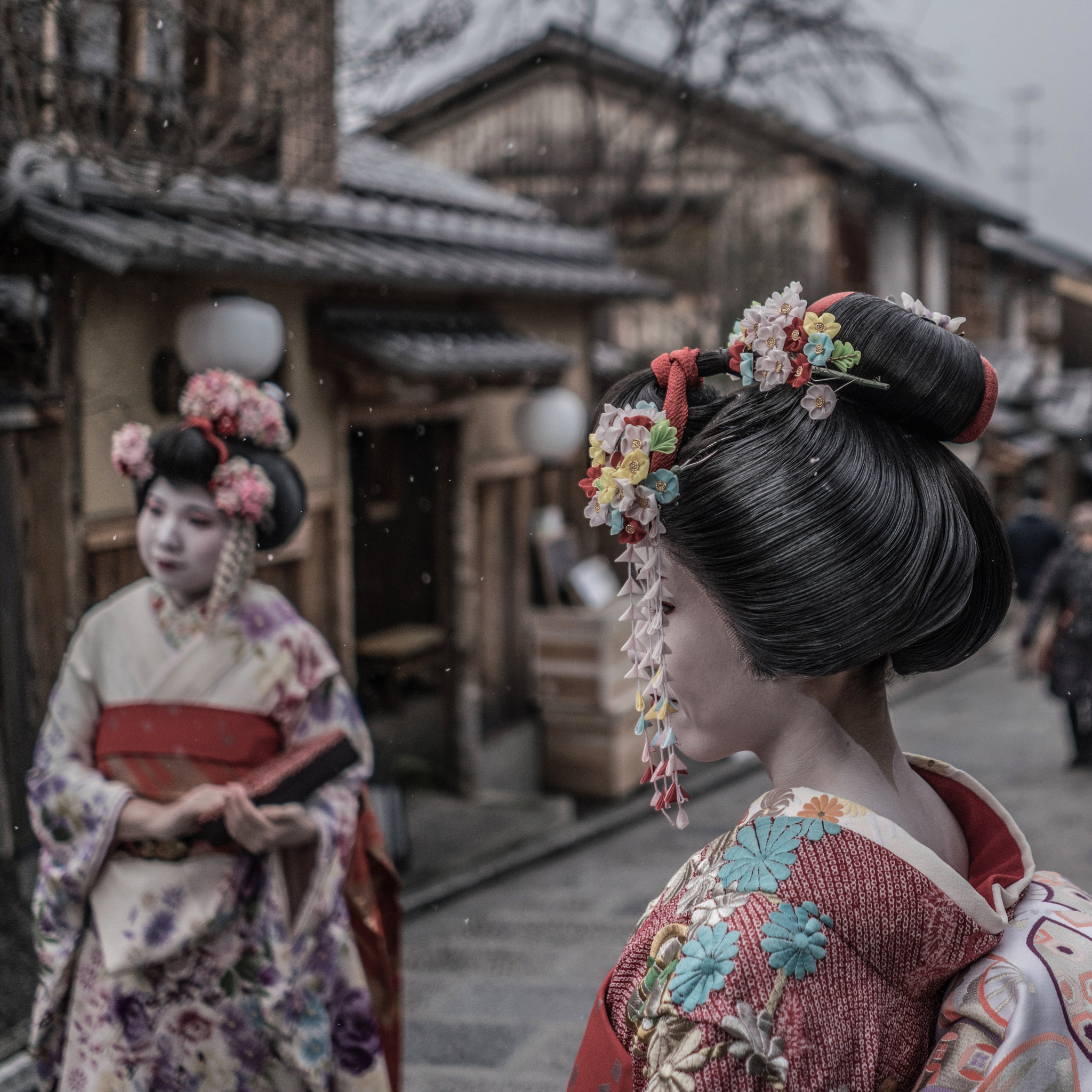 Sony FE 28mm F2 sample photo. Kyoto geishas photography