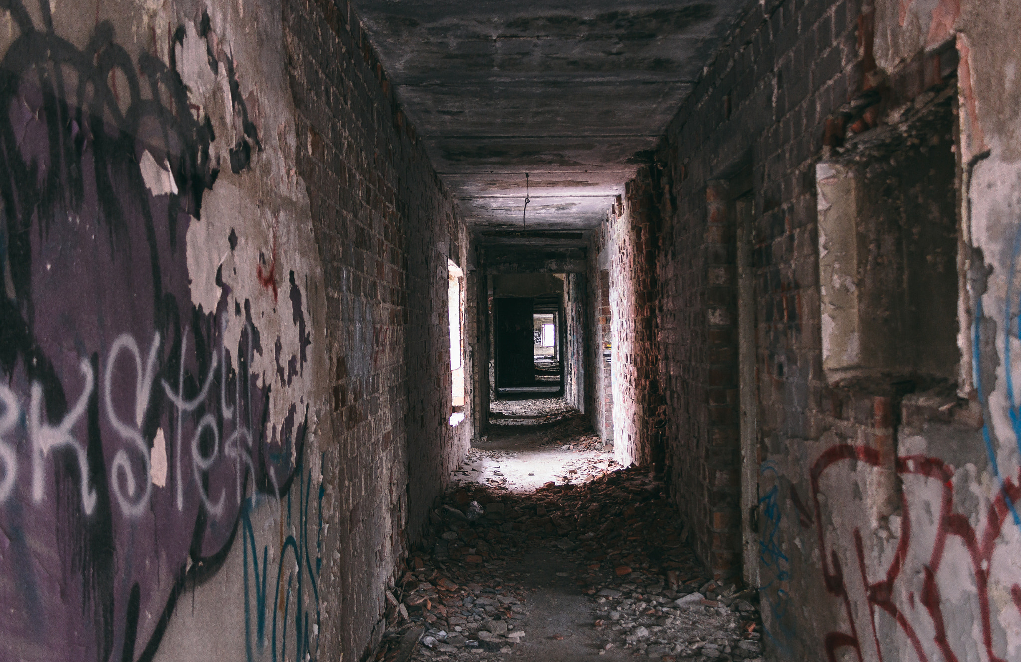 Canon EF-S 18-55mm F3.5-5.6 II sample photo. Abandoned hallways photography