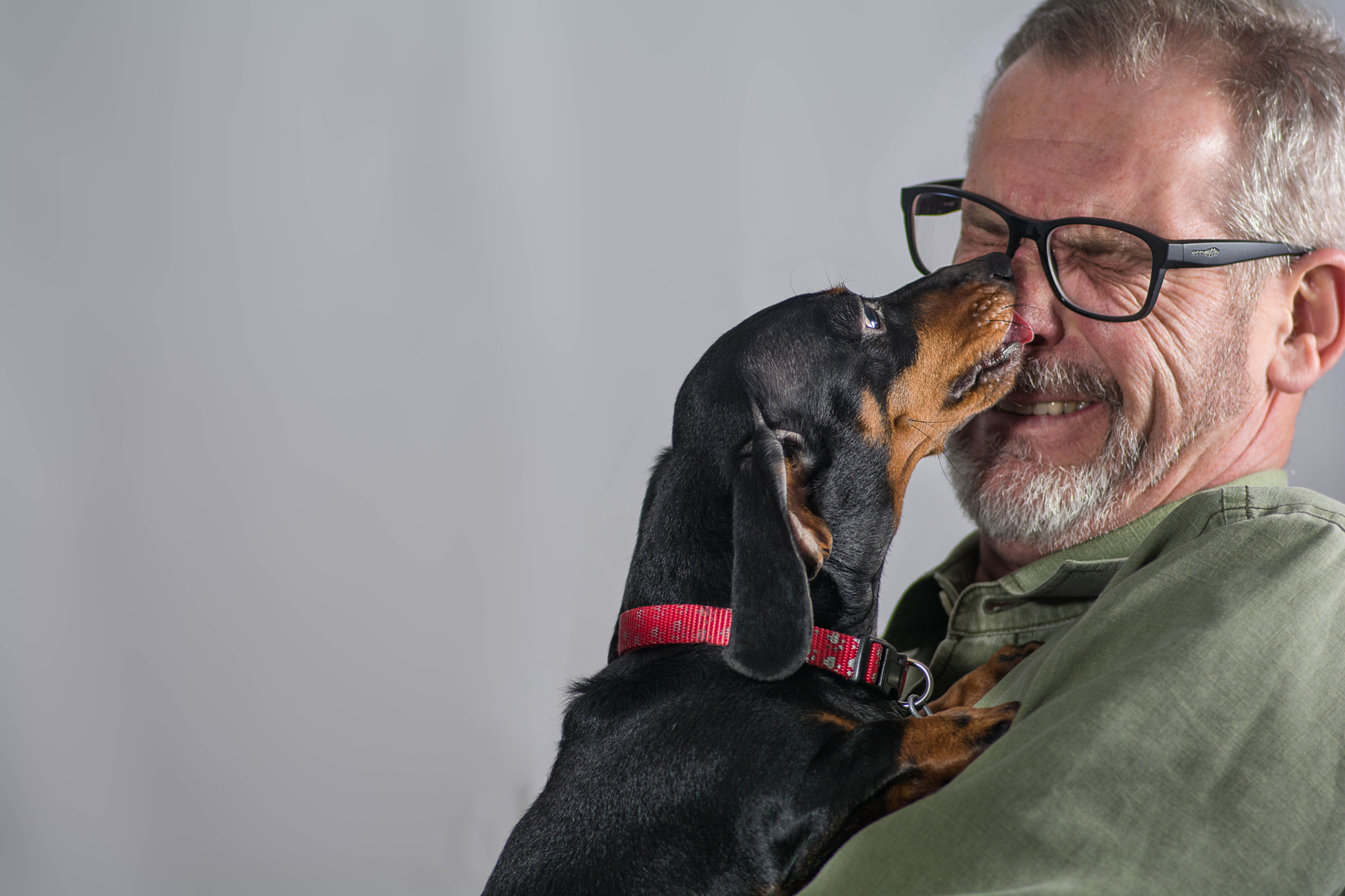 Tokina AT-X Pro 100mm F2.8 Macro sample photo. Puppy kiss photography