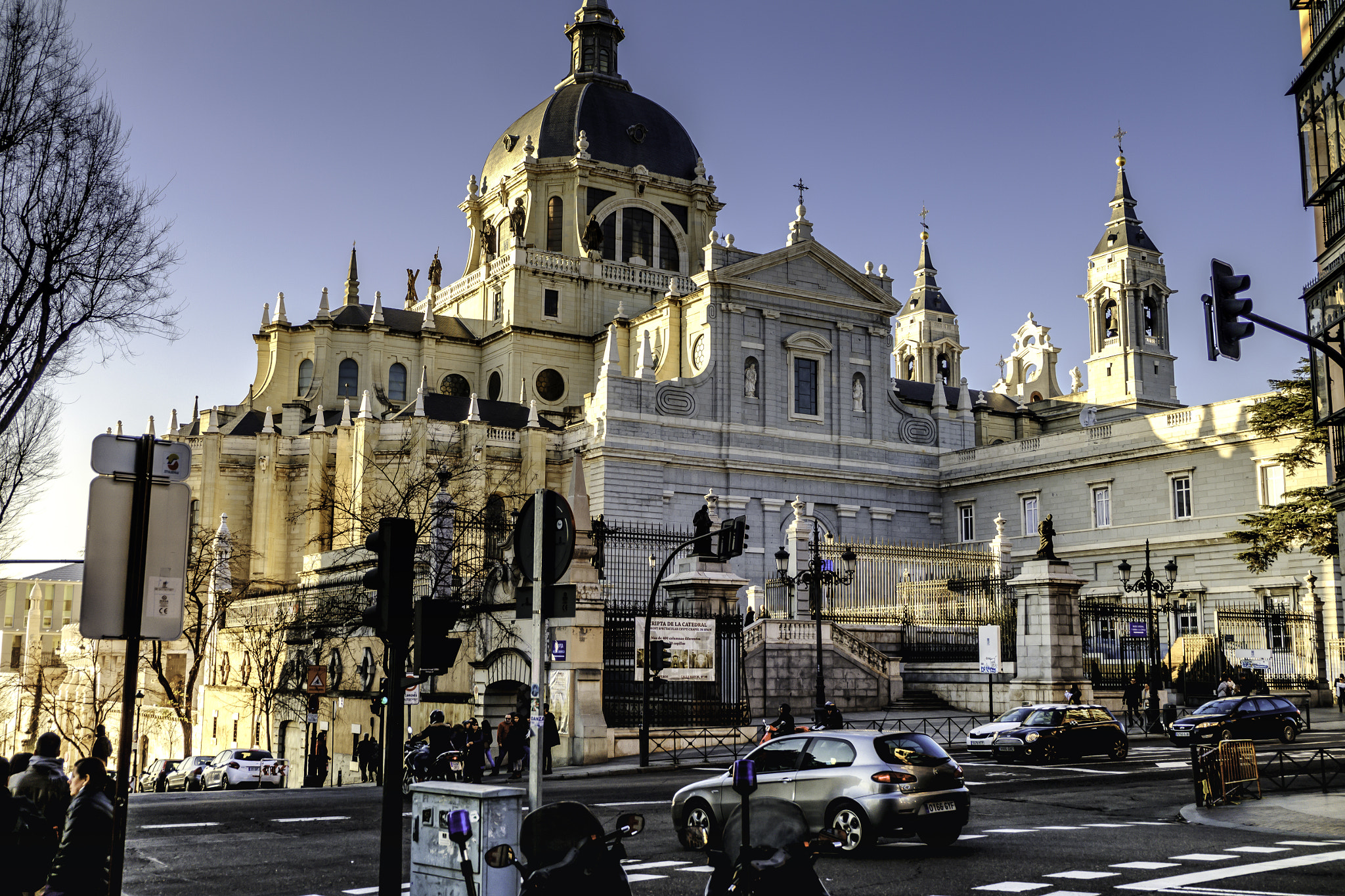 Fujifilm X-A1 sample photo. Cripta de la catedral photography