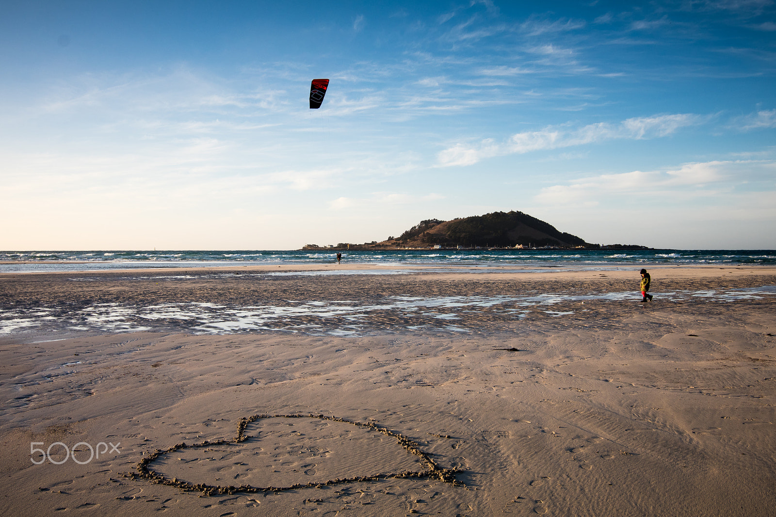 Canon EOS 80D + Tokina AT-X 11-20 F2.8 PRO DX Aspherical 11-20mm f/2.8 sample photo. Heart, boy and kite photography