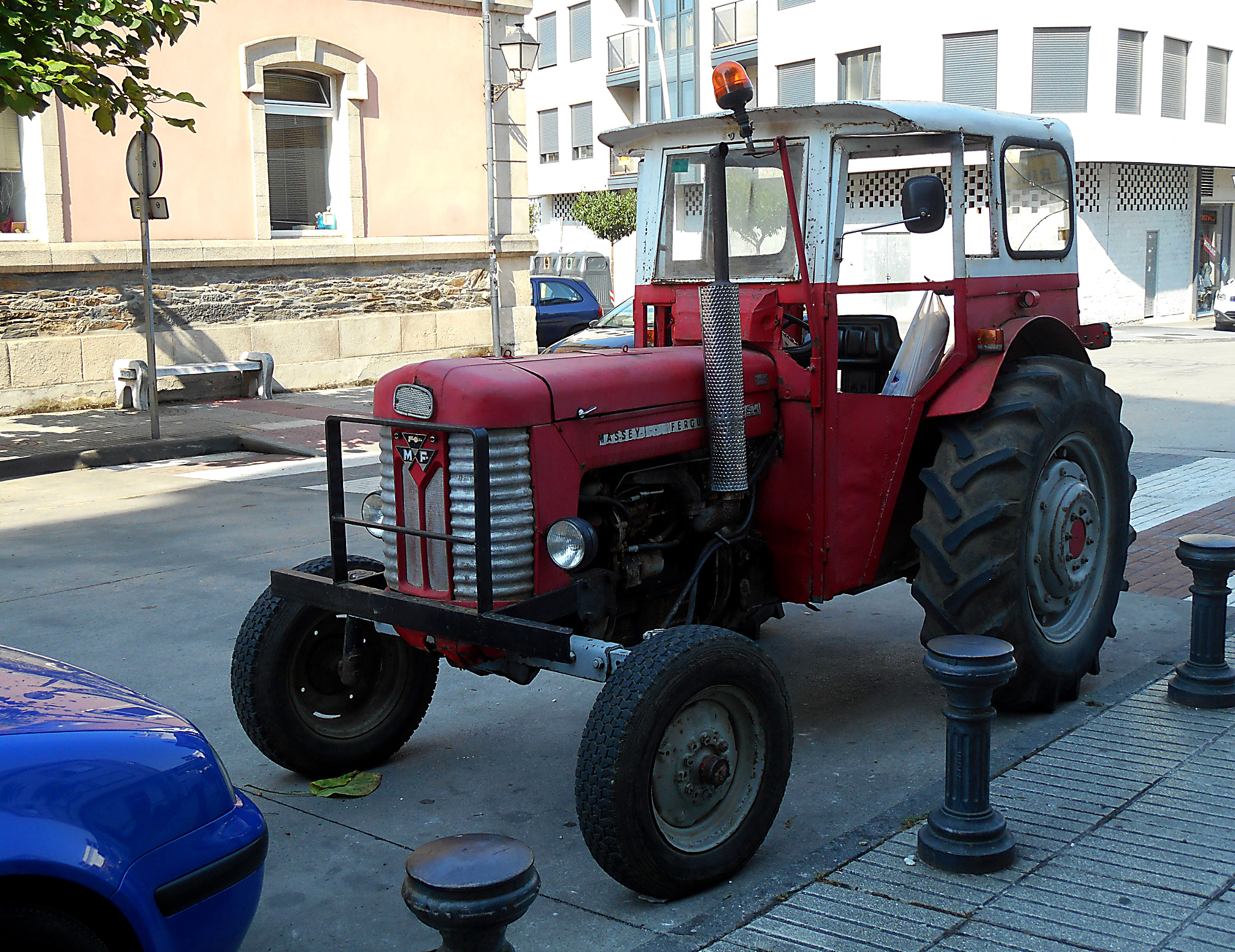 Nikon COOLPIX S6700 sample photo. Rural vehicle photography