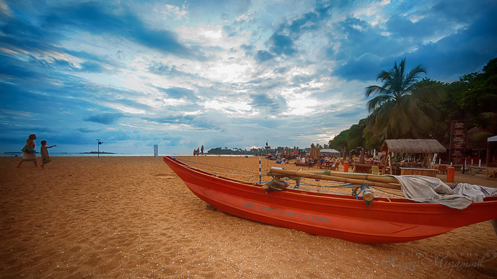 Canon EOS 5D Mark II + Sigma 12-24mm F4.5-5.6 EX DG Aspherical HSM sample photo. Boat by the beach photography