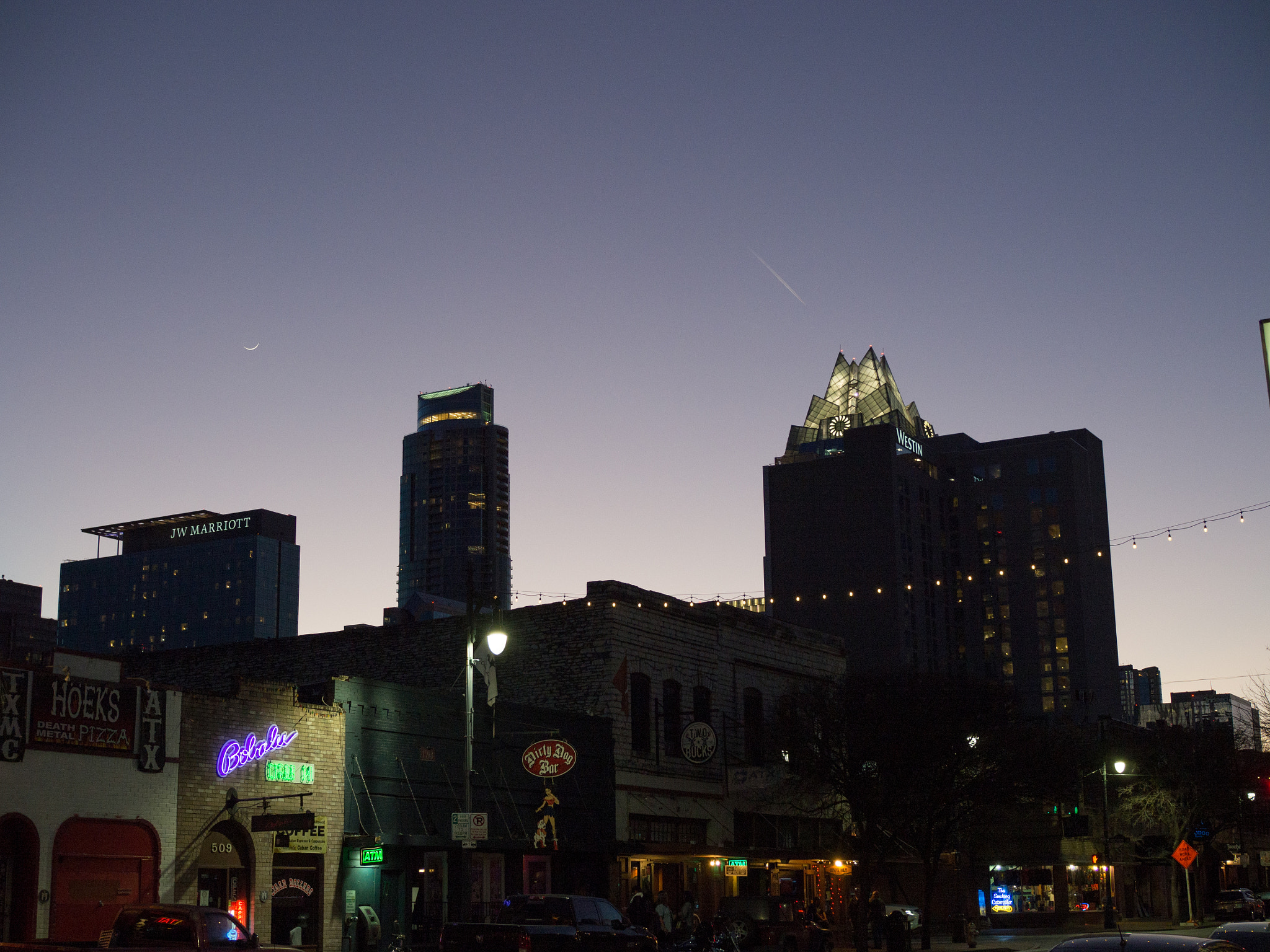 Olympus OM-D E-M10 II + Olympus M.Zuiko Digital 25mm F1.8 sample photo. Austin sunday night test photography